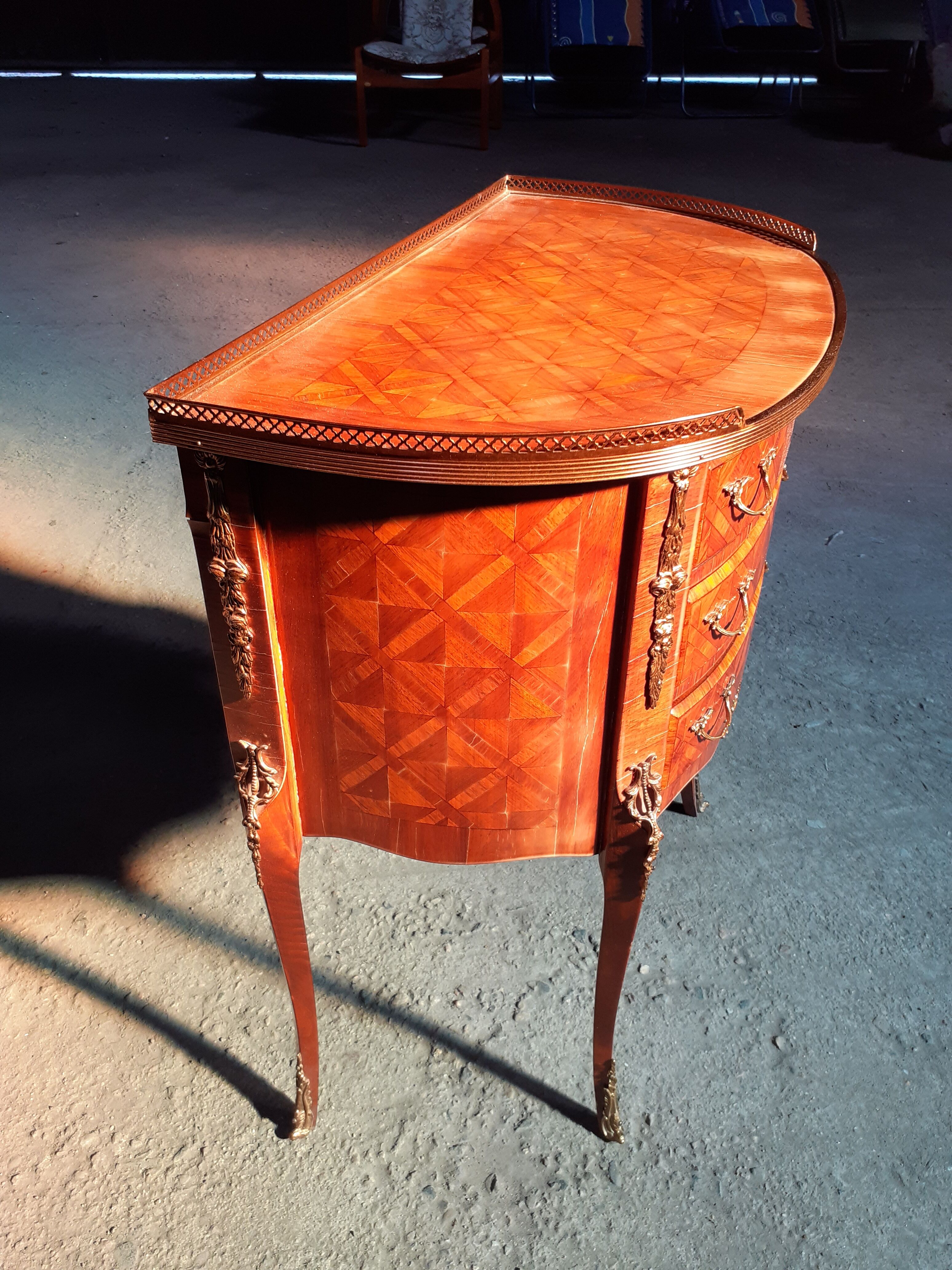 Chest of drawers half moon