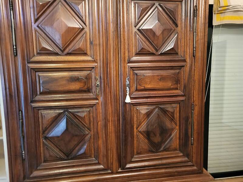 LOUIS XIII CABINET IN DIAMOND-TIP WALNUT 2 DOORS FROM THE 18TH CENTURY