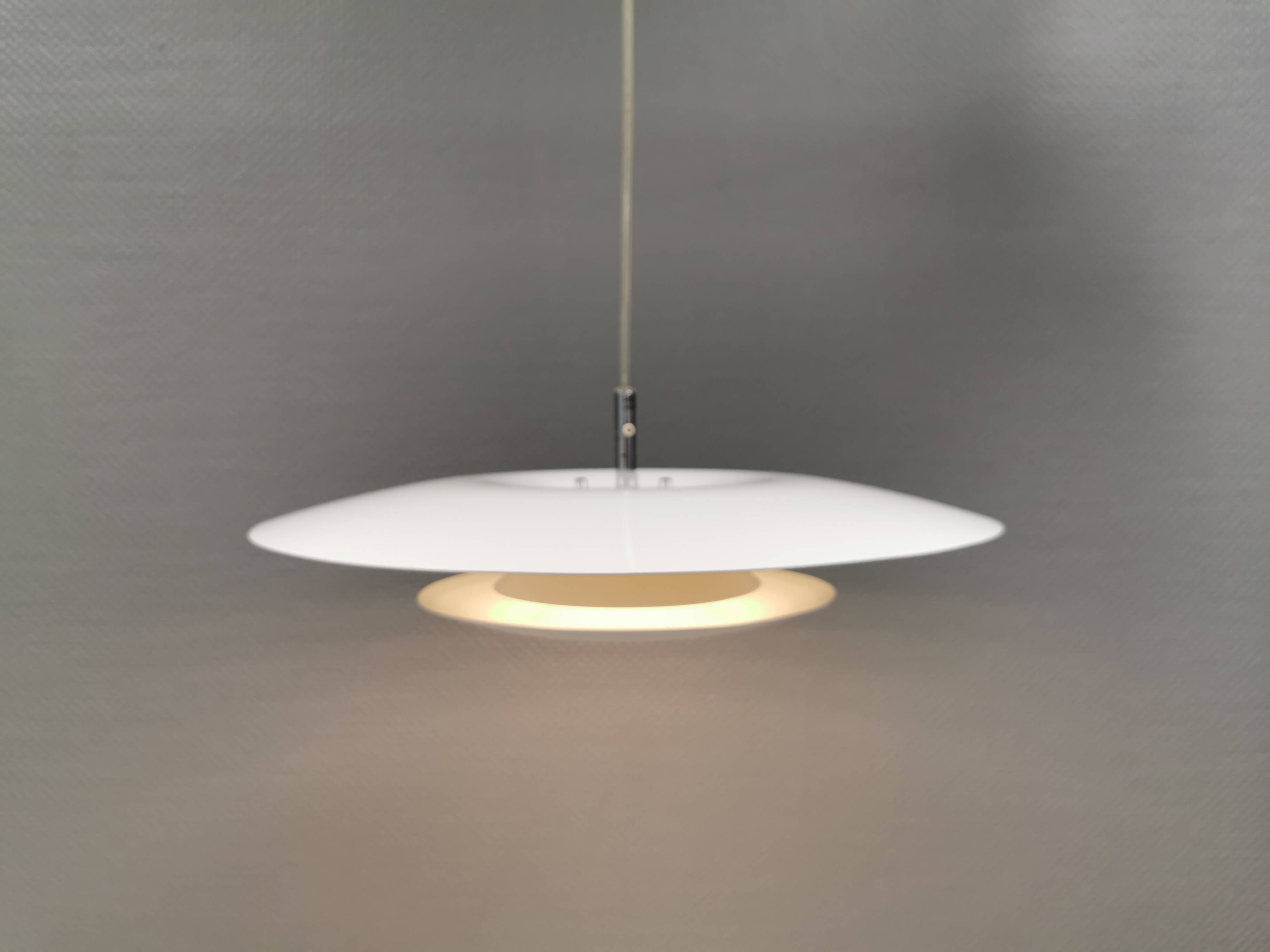 Lampe suspendue de la marque suédoise Belid, modèle Eclipse, début des années 2000.