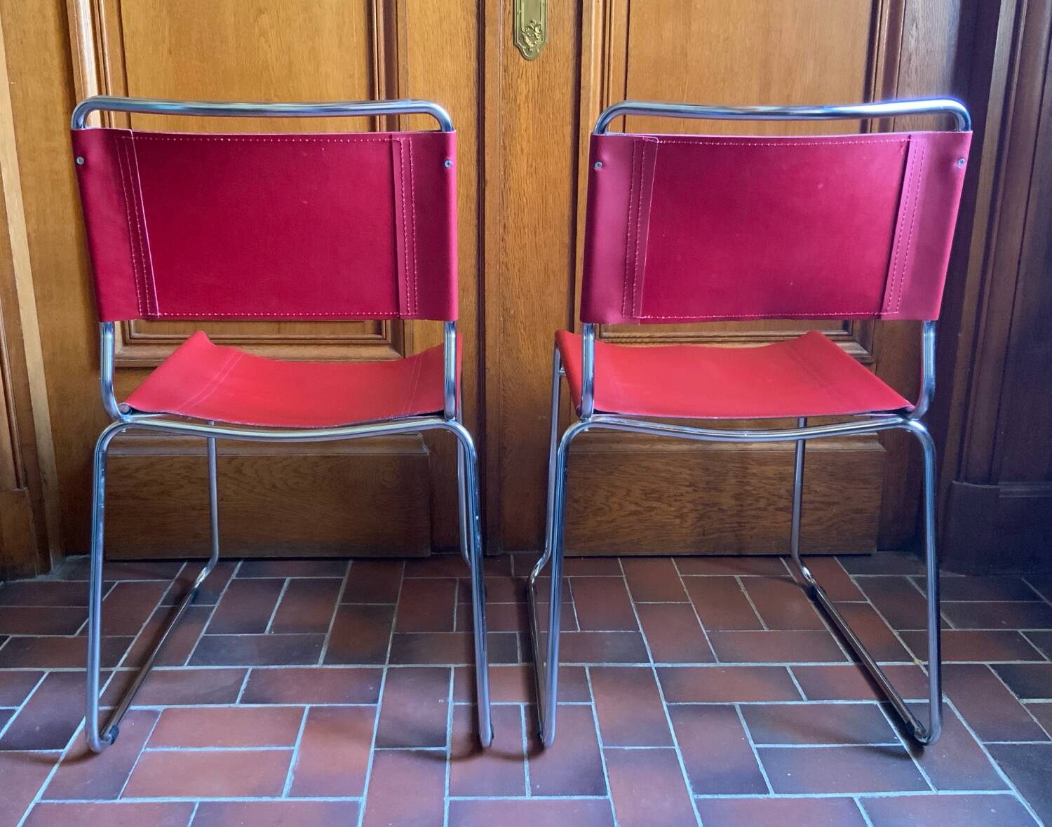 2 tubular chairs in red leather 1970
