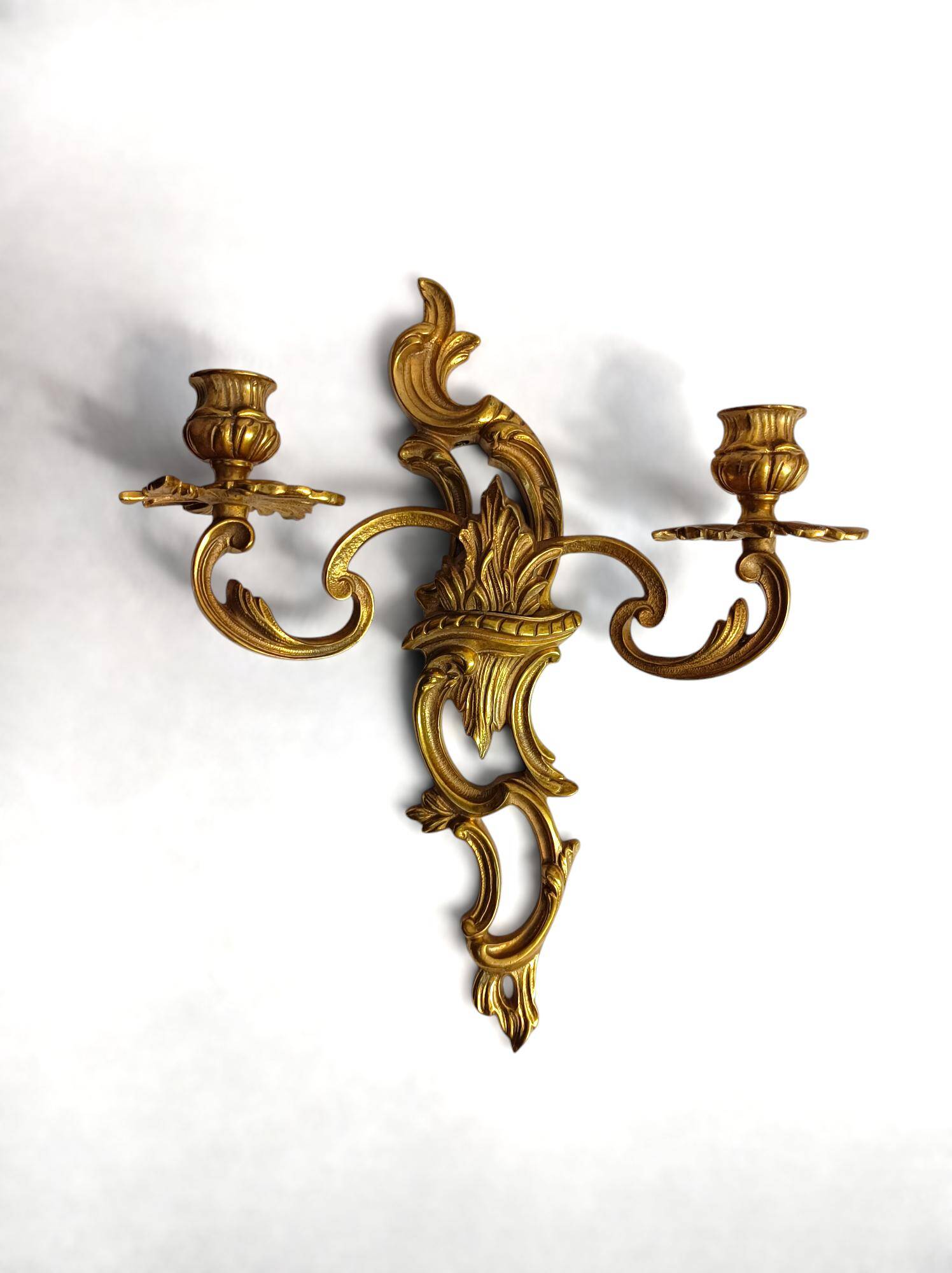 Pair of Rococo wall sconces in gilded bronze, Hollywood Regency, from the years.