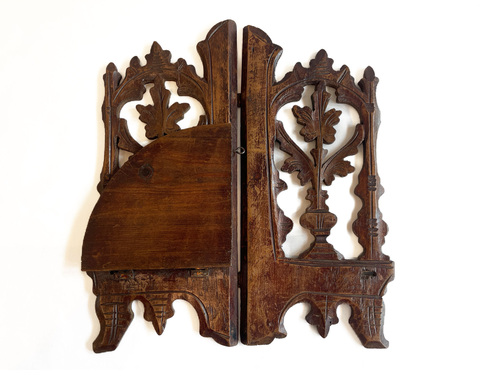 Petite étagère d’angle en bois sculpté