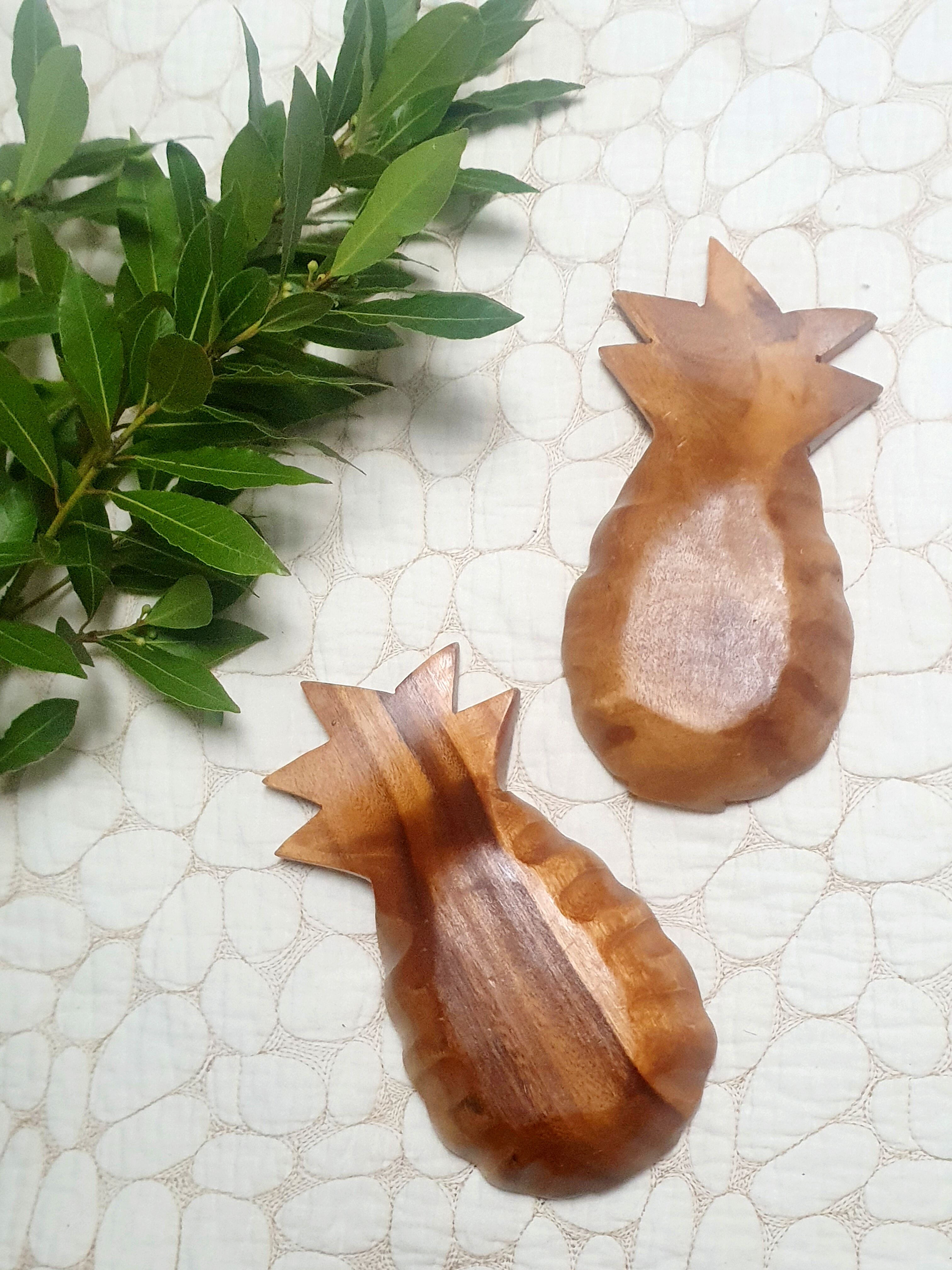 Wooden pineapple raviers