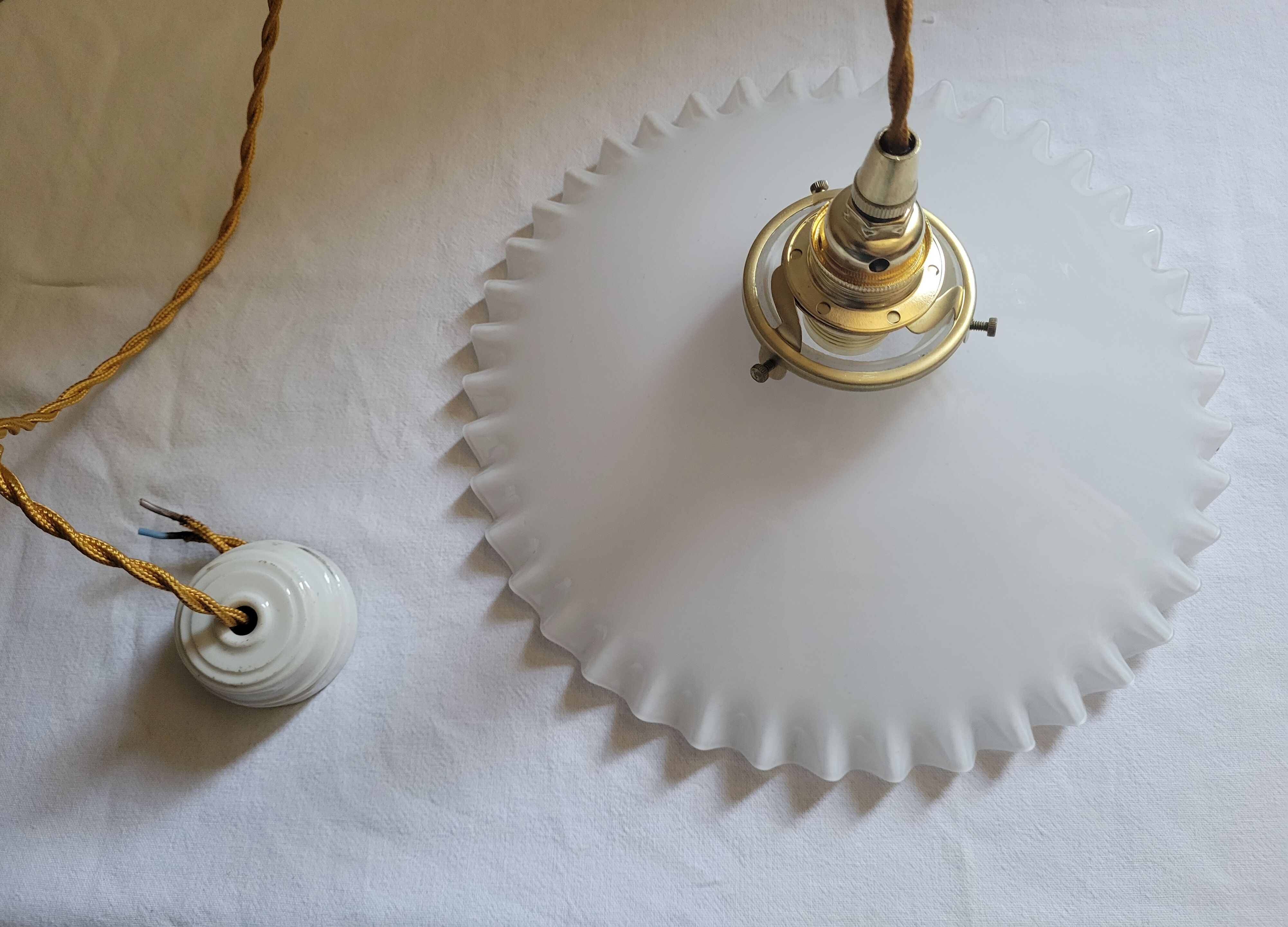 Serrated opaline suspension