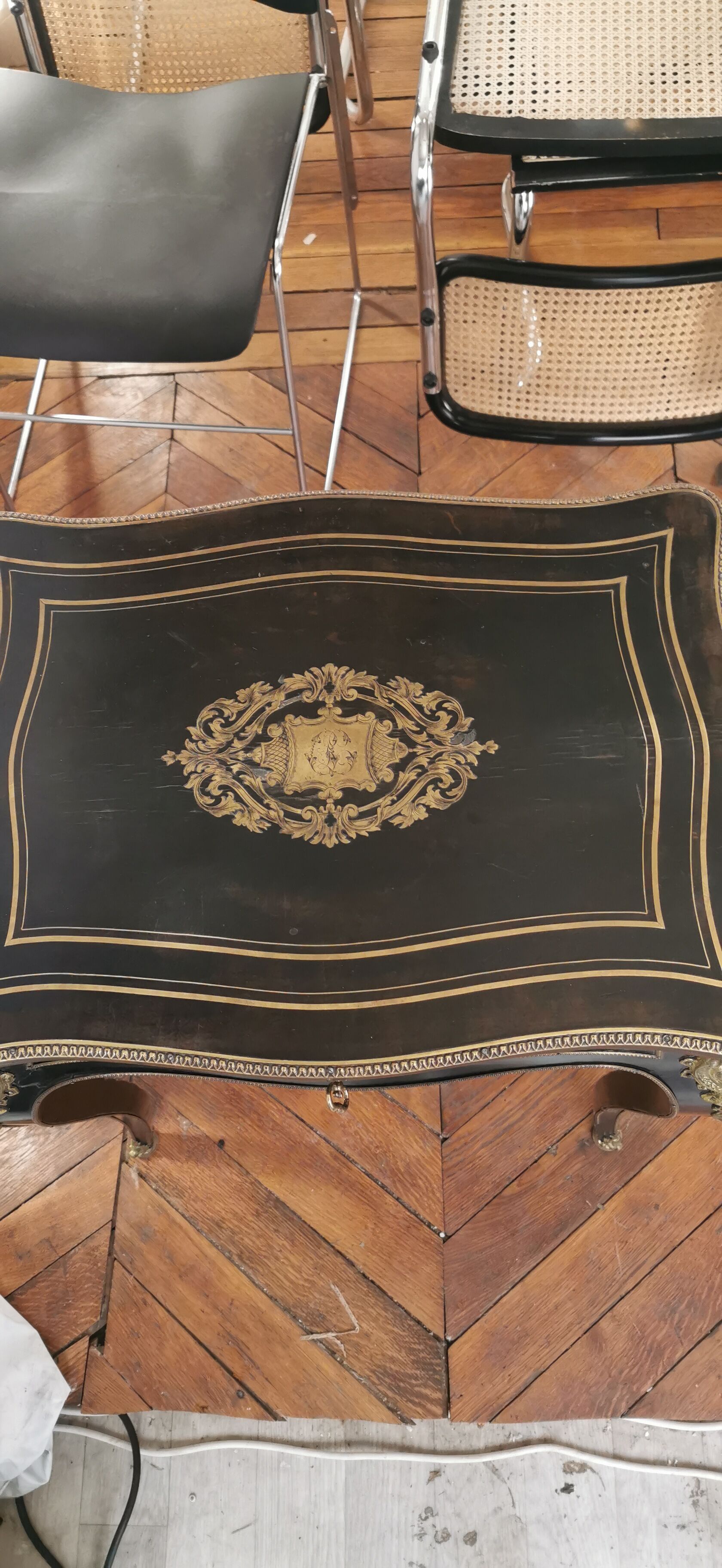 Worker Diehl black lasked wood