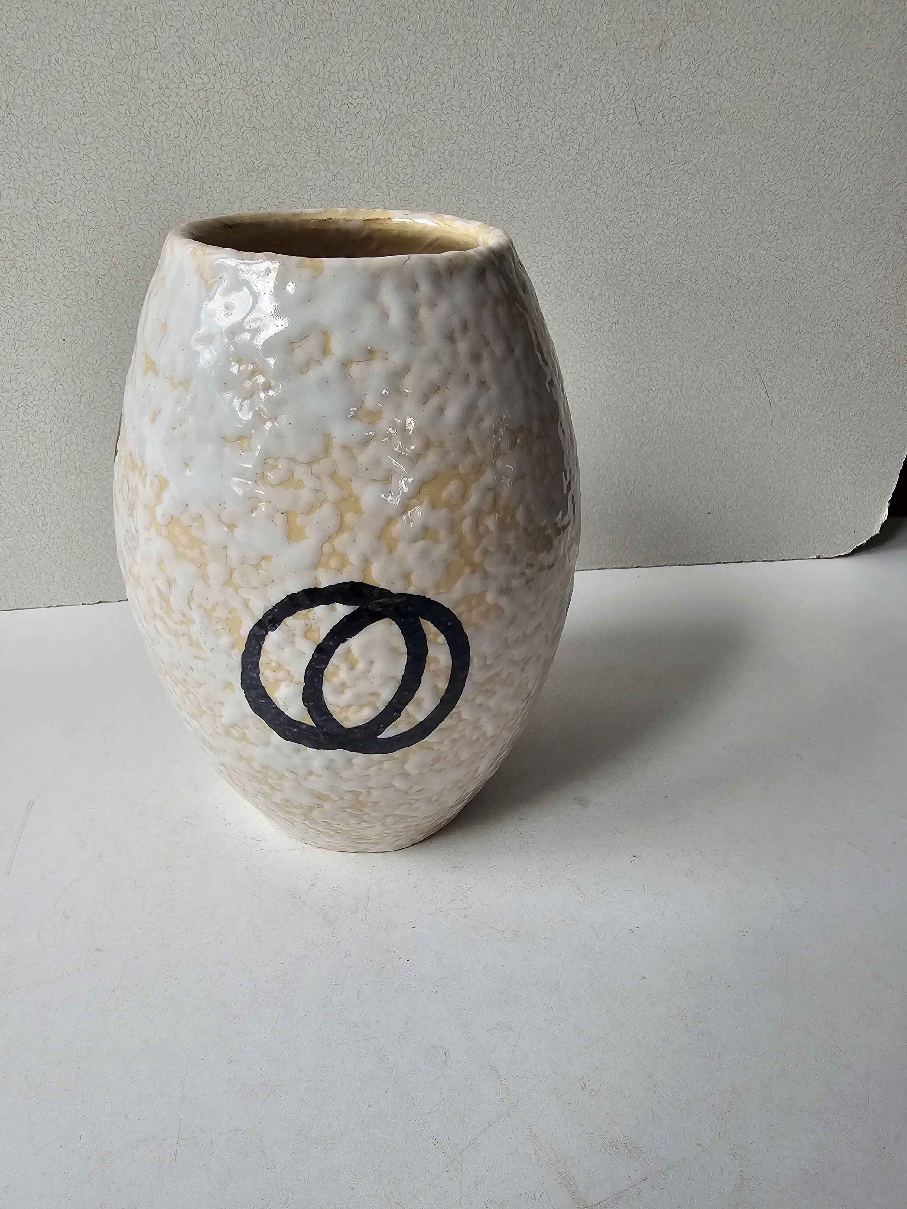 Ceramic vase with geometric pattern (Pablo Sanguino)
