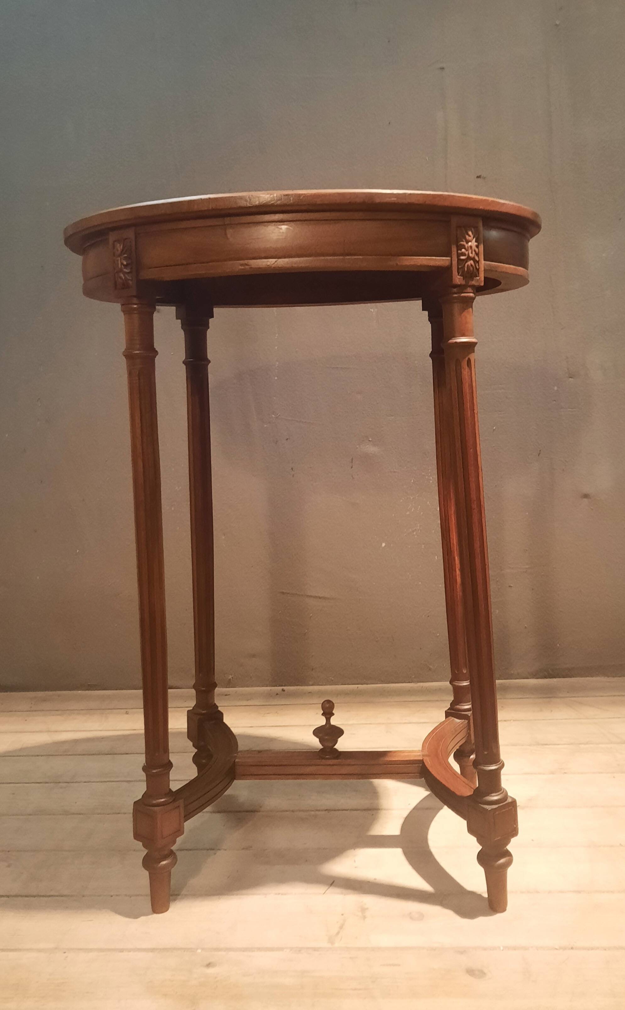 Gueridon oval  style Louis XVI