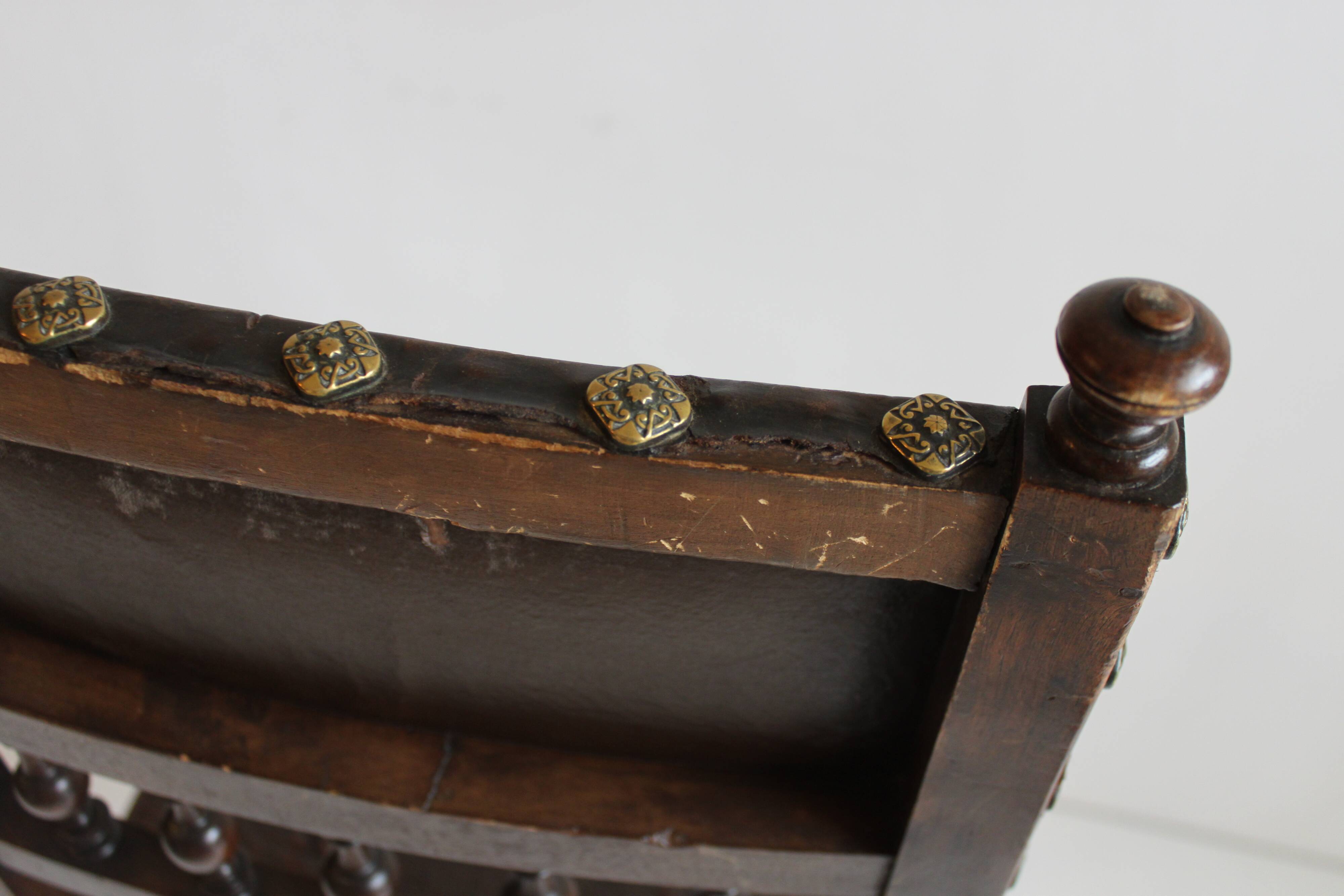 Ensemble de 3 chaises Renaissance en chêne et cuir gaufré, 19ème siècle, Belgique