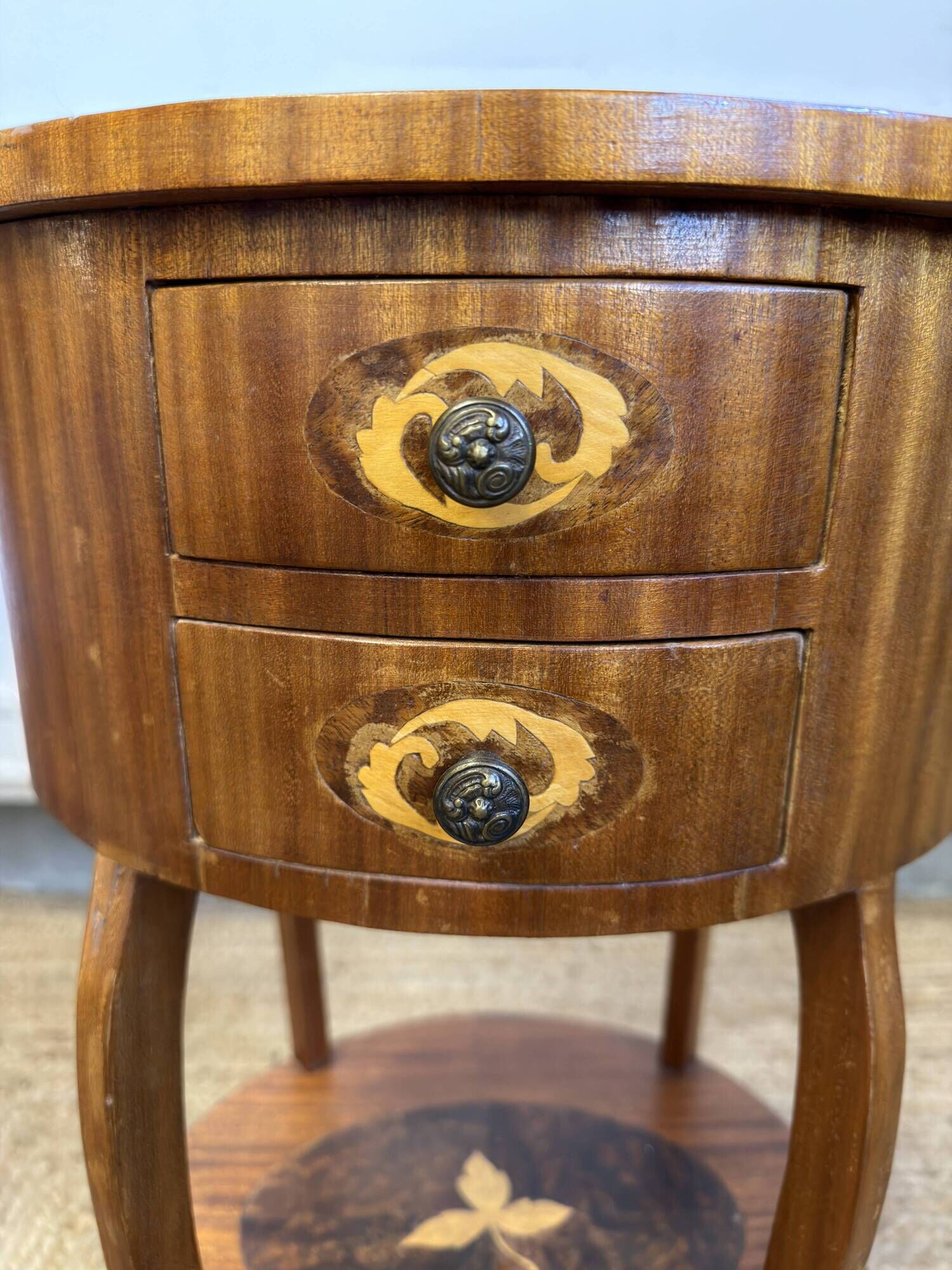Table de chevet marquetée de style Louis XV – 2 tiroirs – décor floral