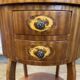 Table de chevet marquetée de style Louis XV – 2 tiroirs – décor floral