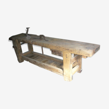 Établi ancien avec son étau vertical en bois et un tiroir