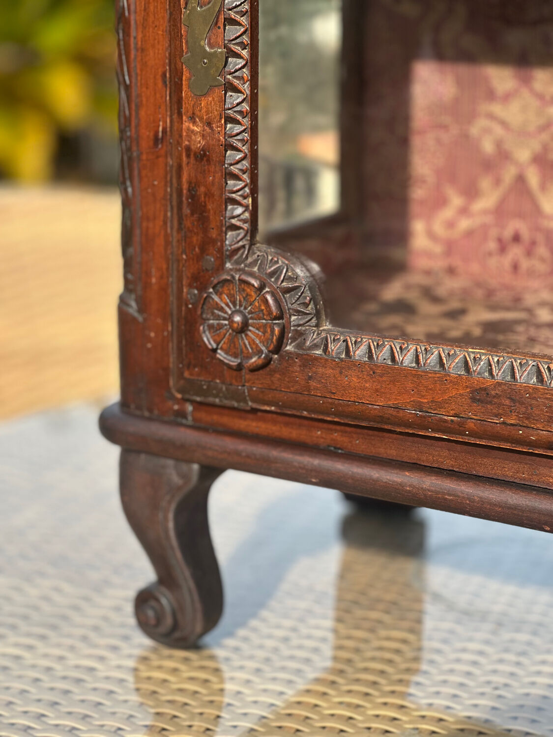 Small display cabinet to place in carved solid oak, 19th century.
