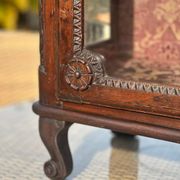 Small display cabinet to place in carved solid oak, 19th century.