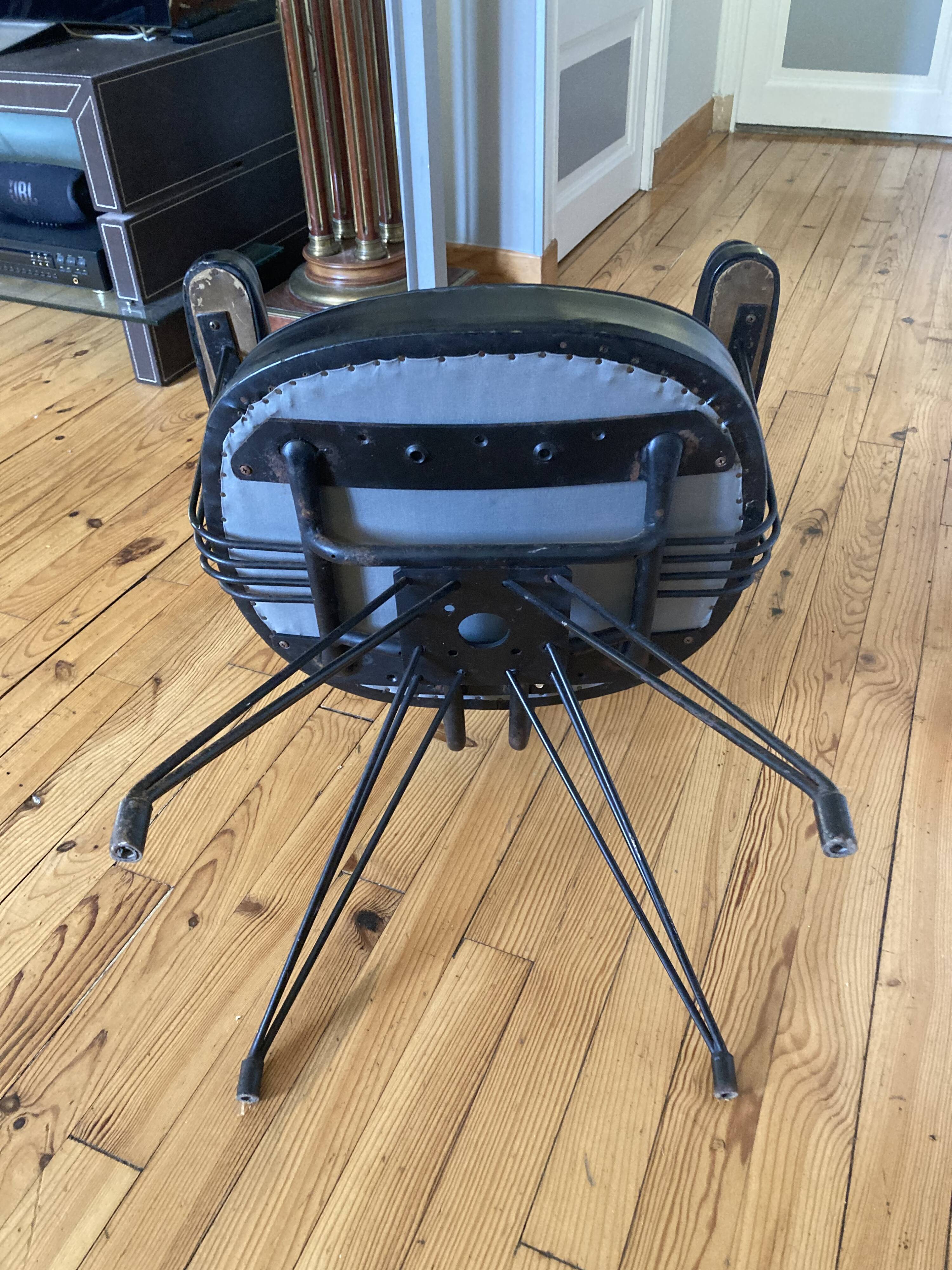 Very beautiful 1920s hairdresser's chair in excellent condition.