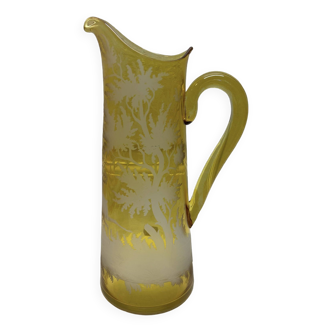 Pichet en verre jaune décoré