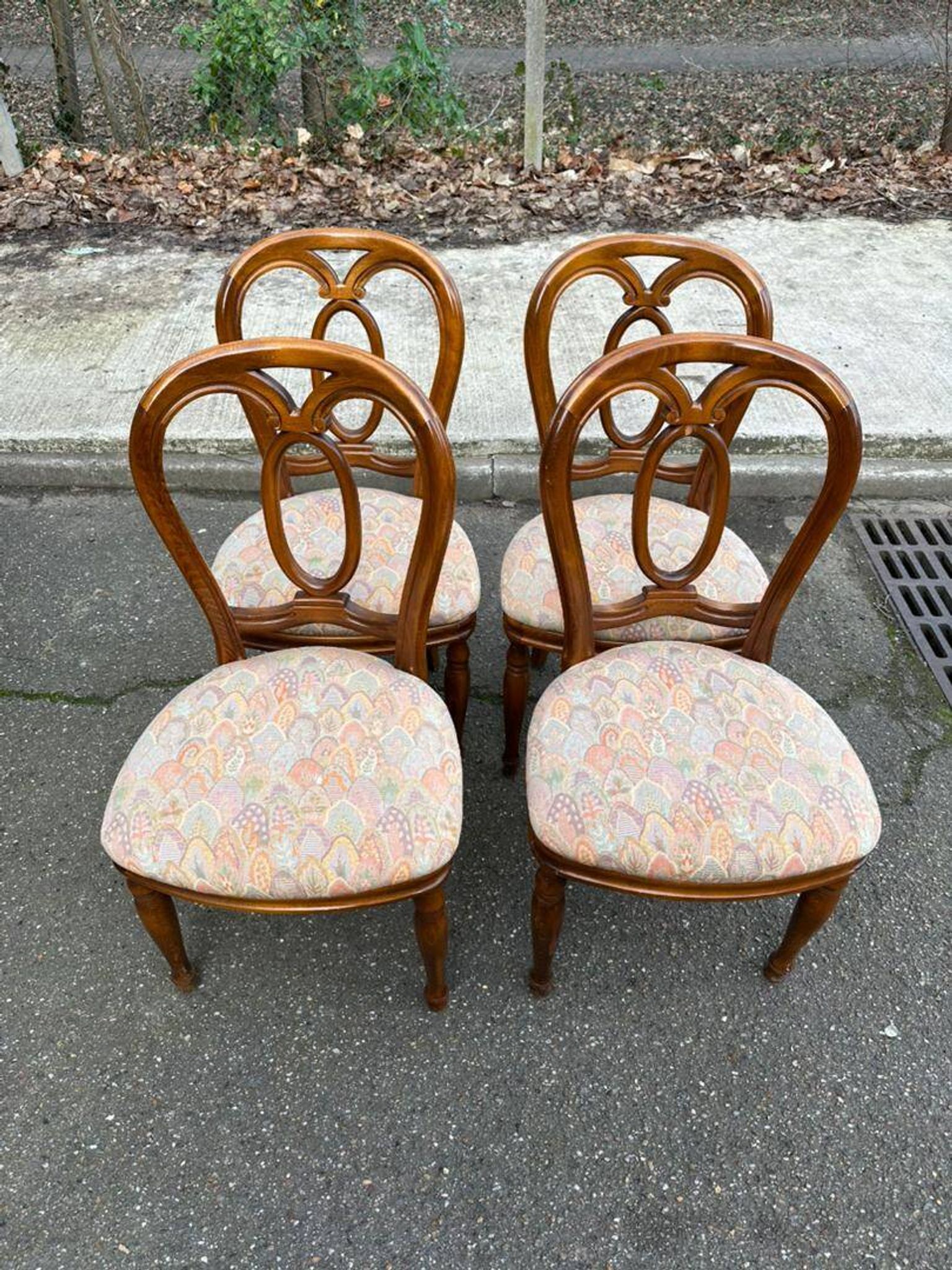 4 Louis Philippe chairs in solid wood and floral fabric.