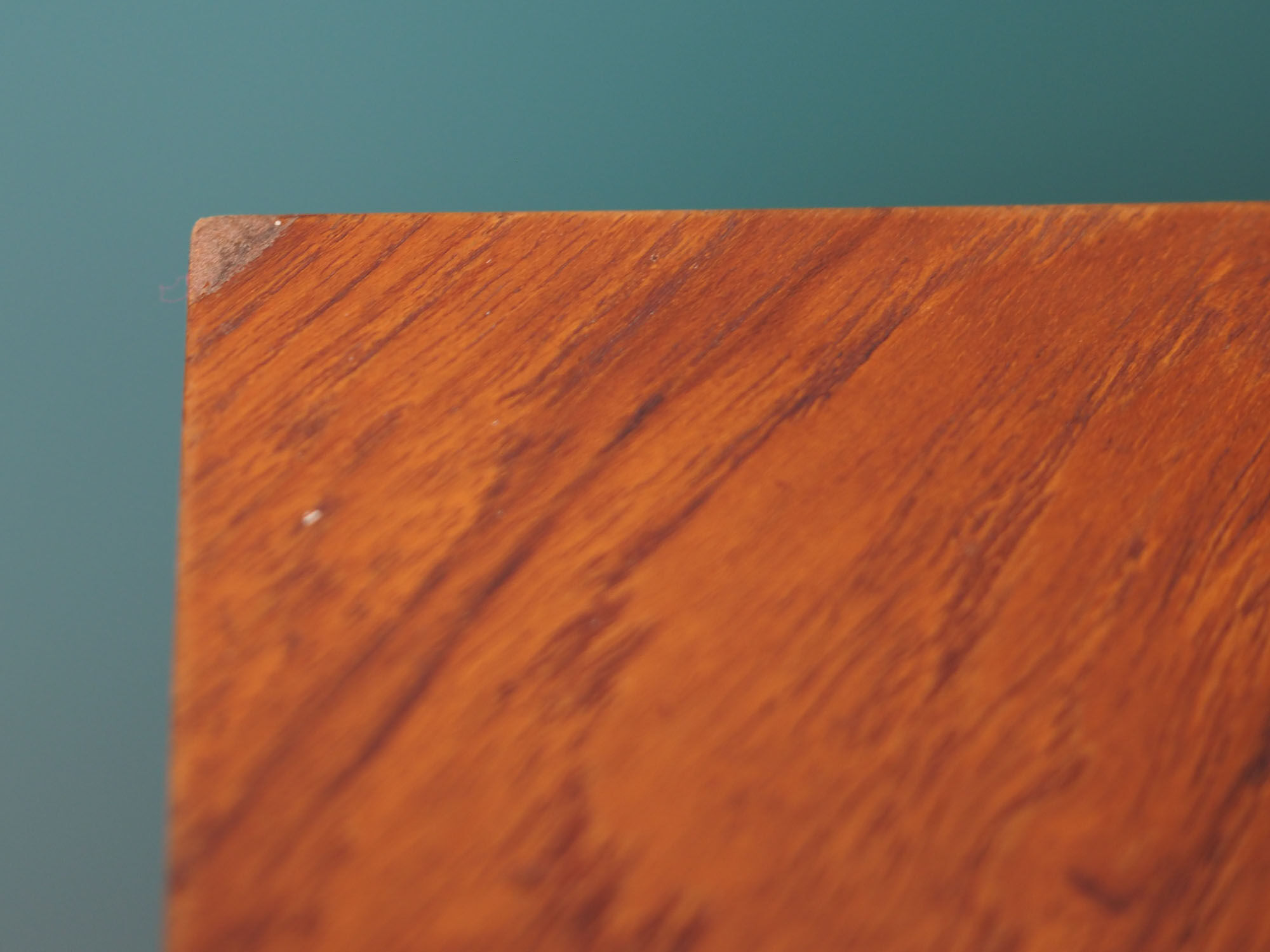 Armoire d’angle en acajou, années 1970, conception danoise, production: danemark