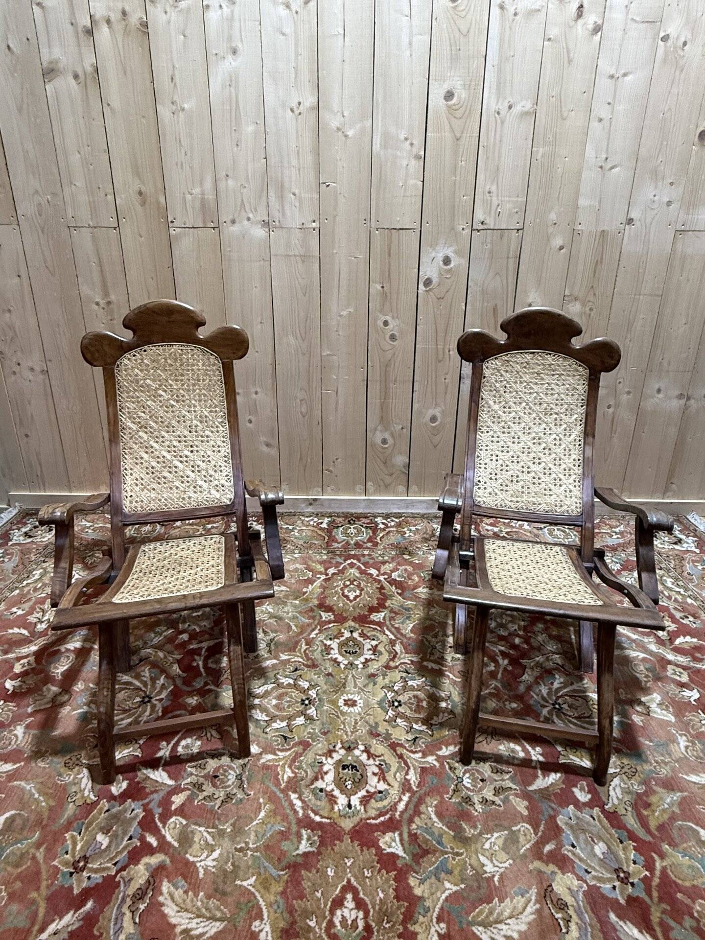 Paire de chaises longues de bateau en cannage