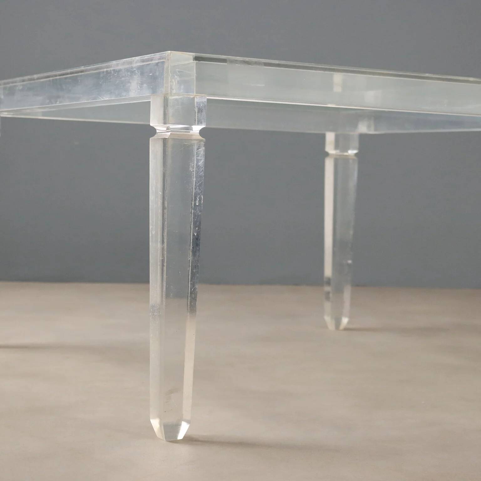 Table basse en plexiglas