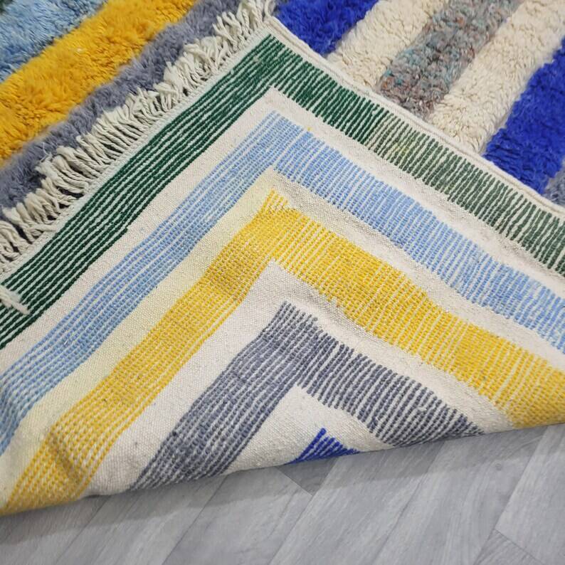 Off-white Moroccan rug with geometric patterns, 250cm x 150cm