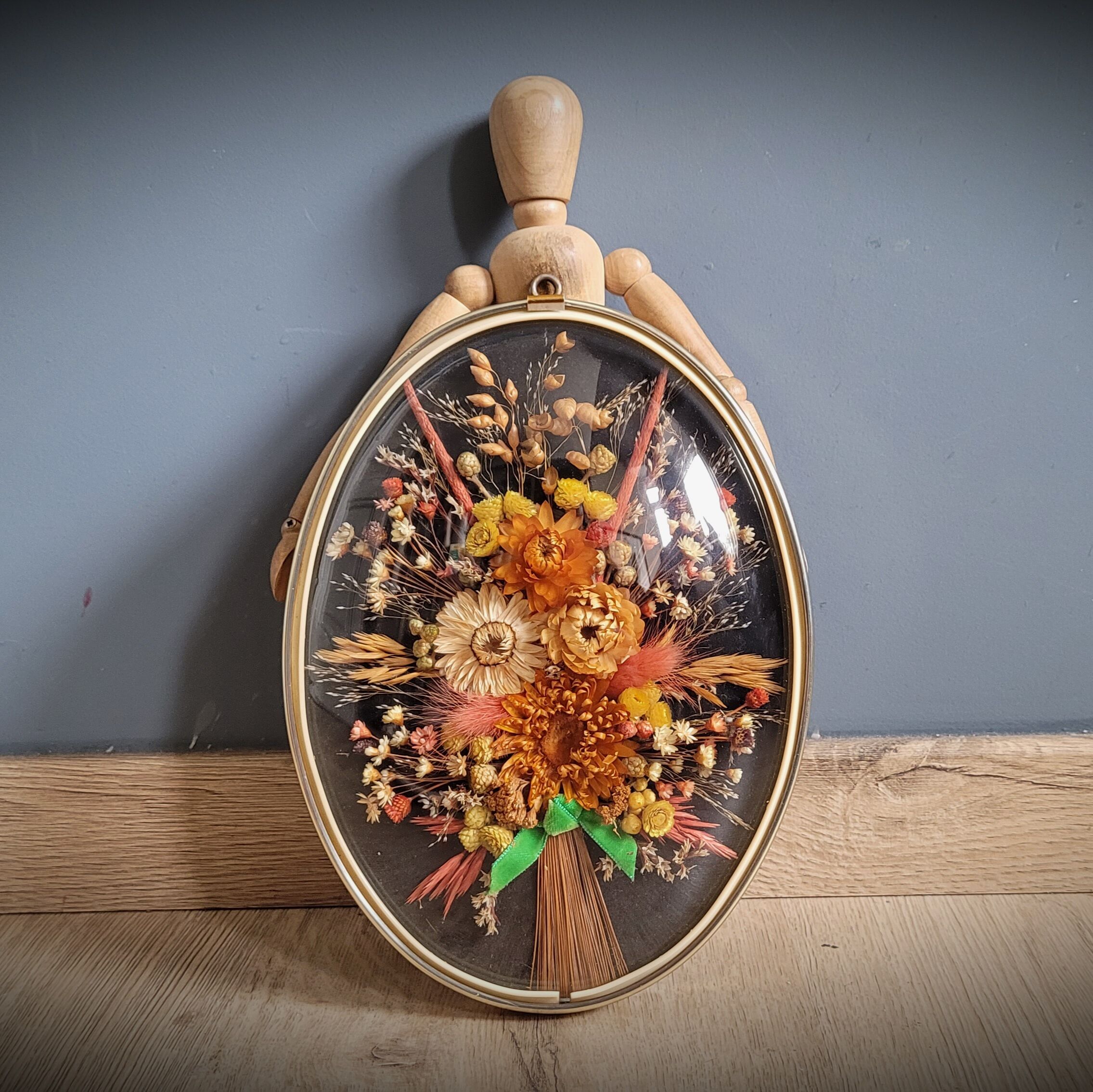 Curved glass flower frame