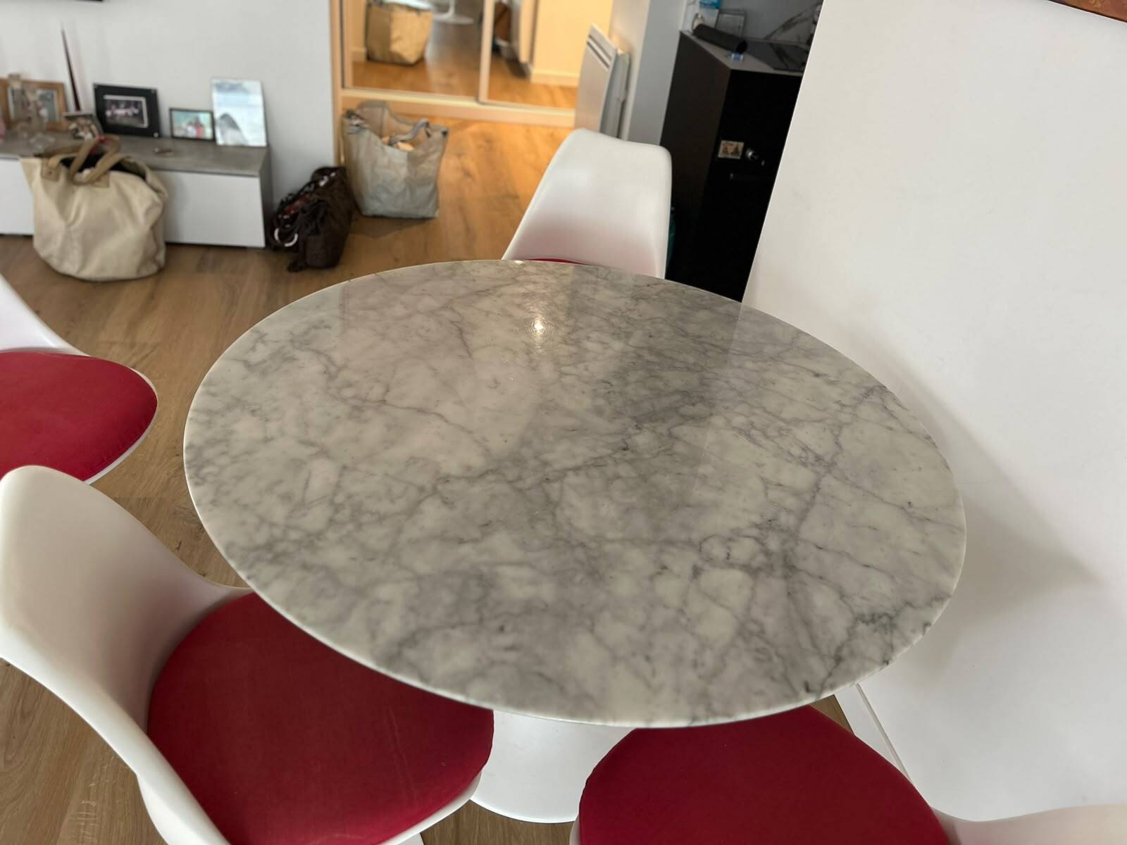 table ronde en marbre et ses 4 chaises tulip