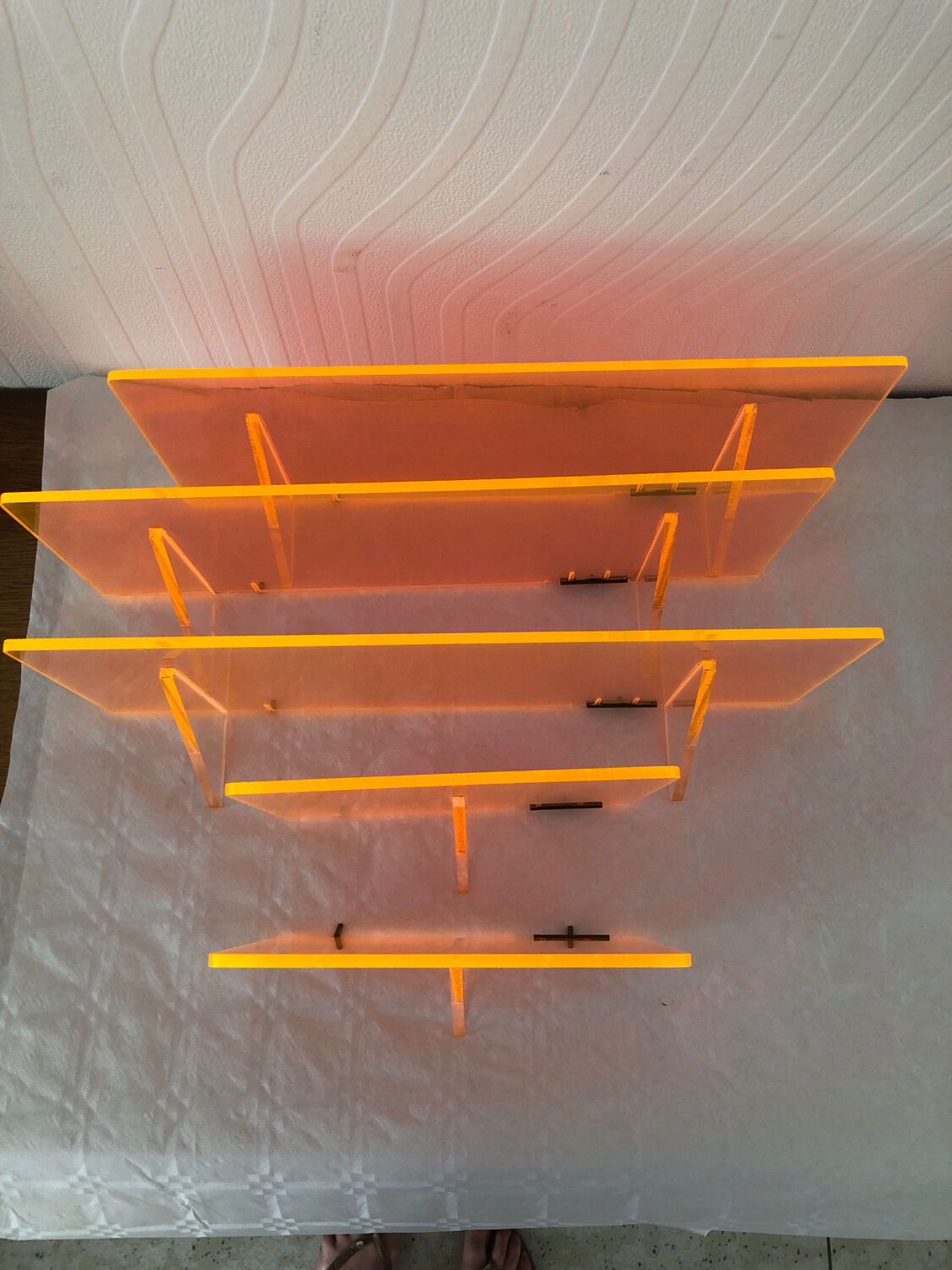 5 étagères murales rétro en plexiglas orange fluo art deco