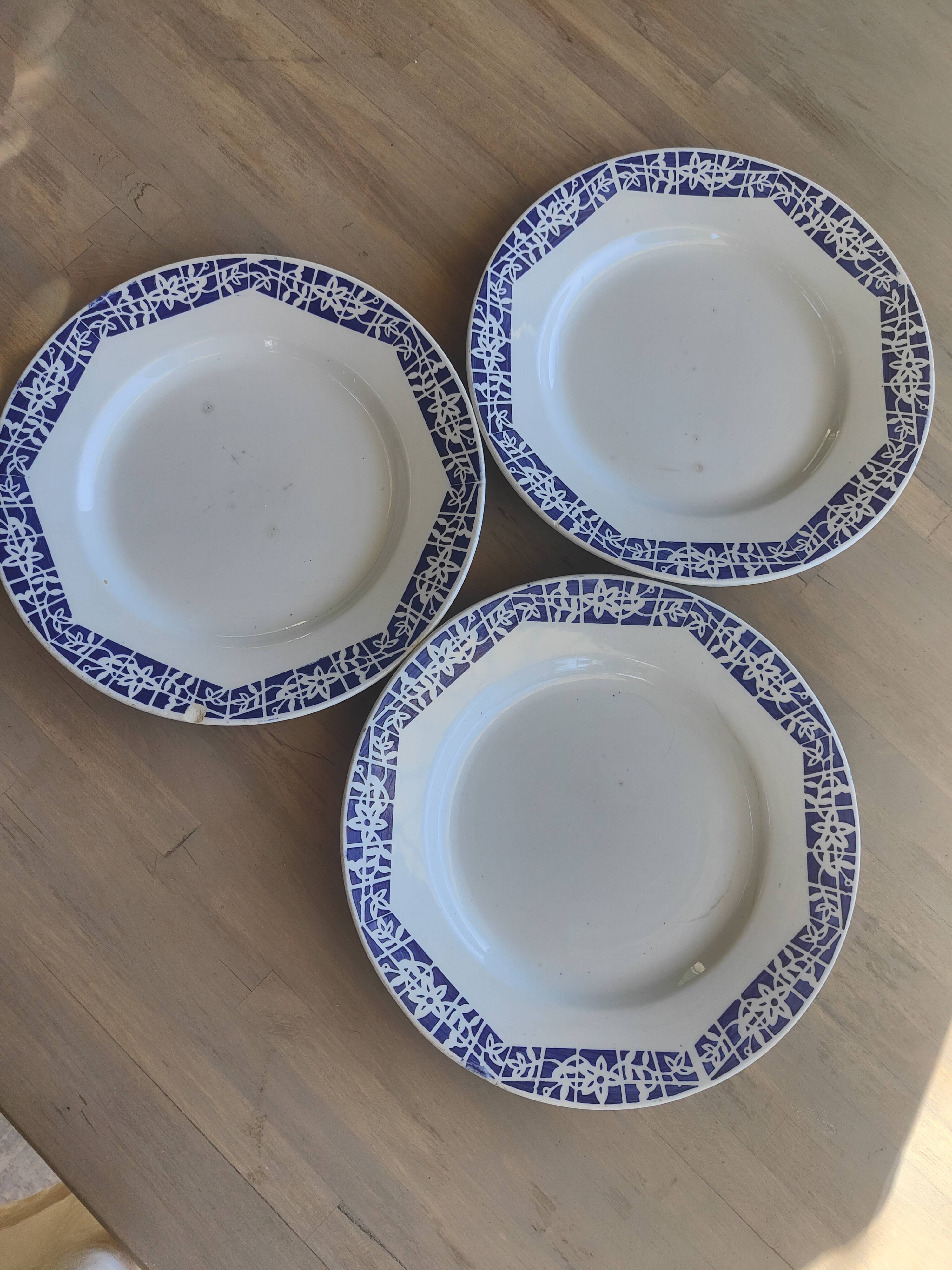 Set of 3 iron earth flat plates Faïencerie Niderviller. Blue and white “Art Deco” decor.