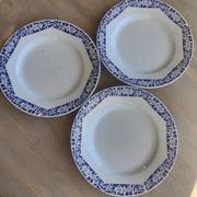 Set of 3 iron earth flat plates Faïencerie Niderviller. Blue and white “Art Deco” decor.