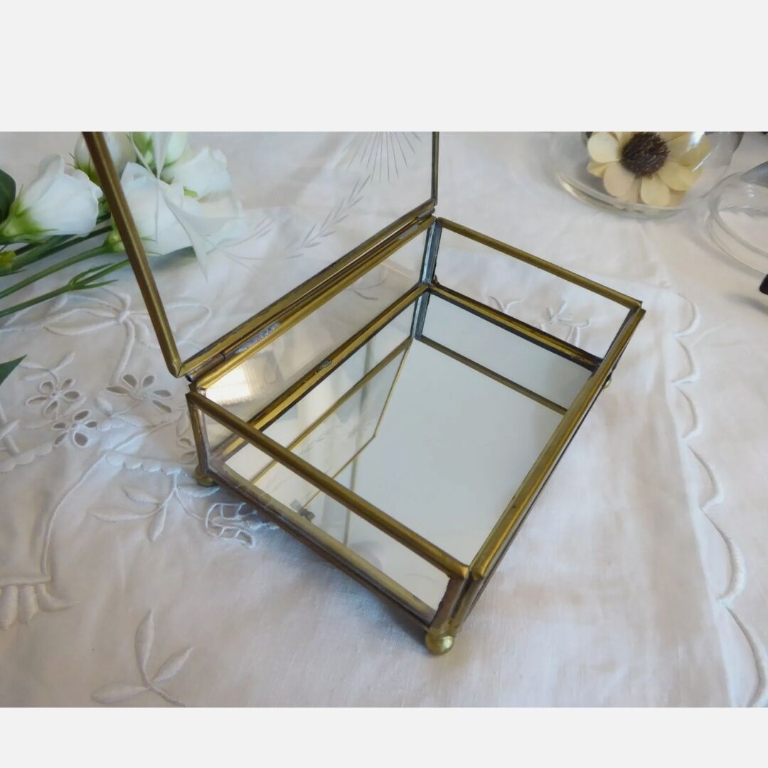 Vintage jewelry box in engraved glass and mirror bottom