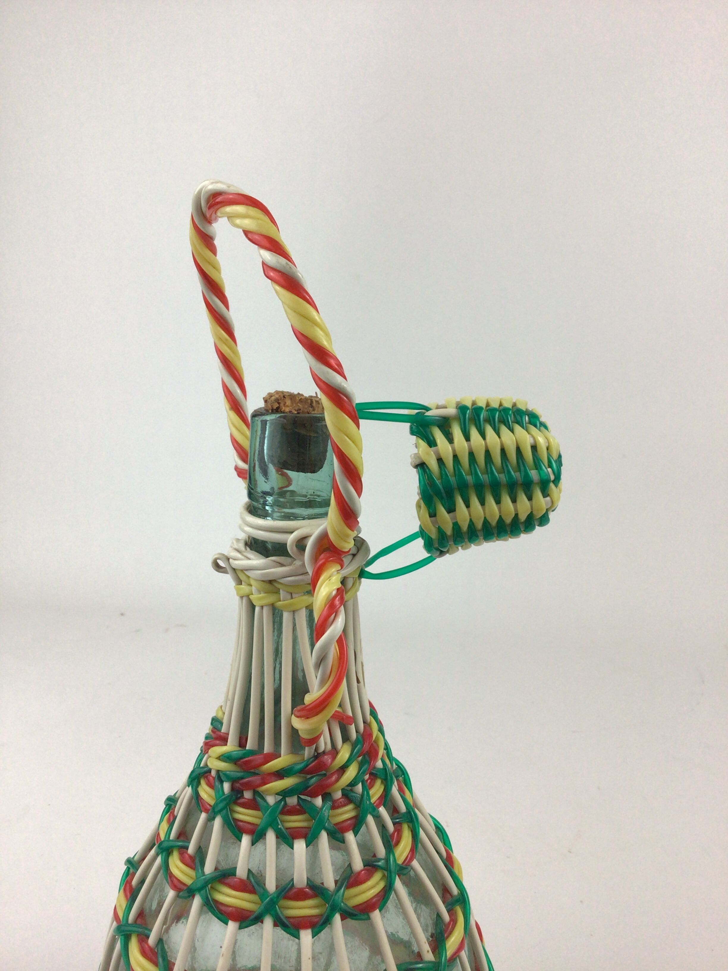 Scoubidou glass bottle