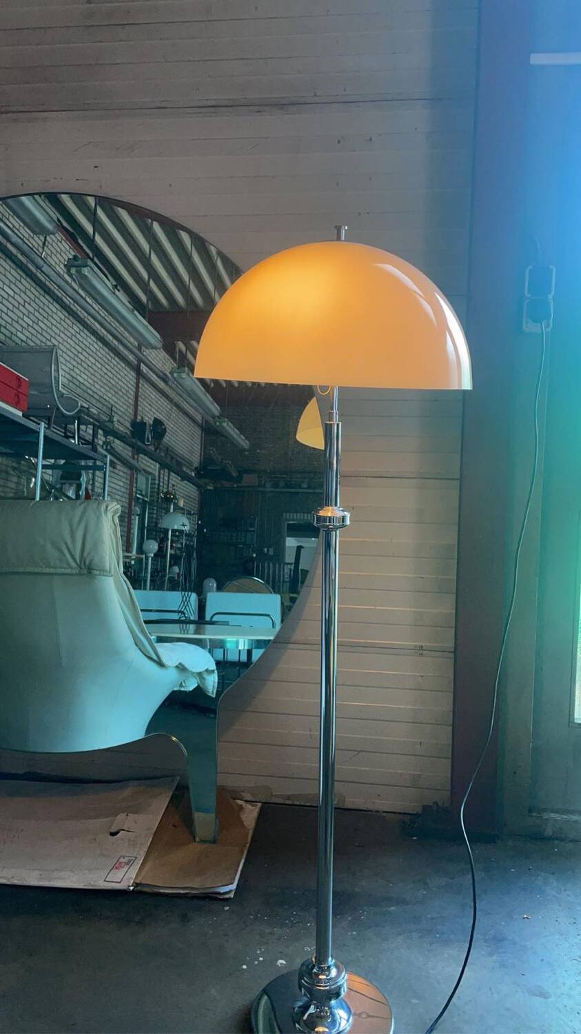 Lampadaire vintage avec abat-jour champignon blanc
