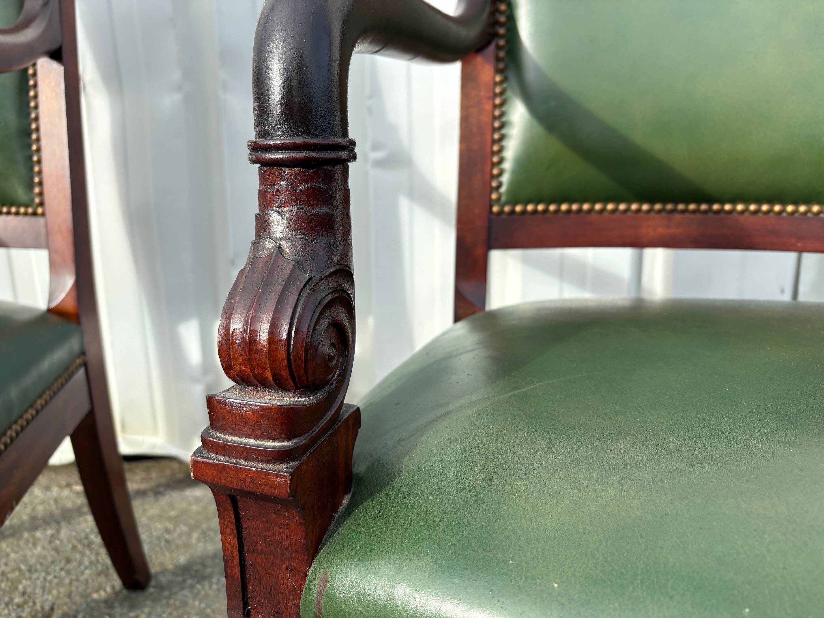 Paire de fauteuils de style Empire en acajou et cuir vert