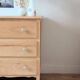 Commode vintage en bois blond, rénovée