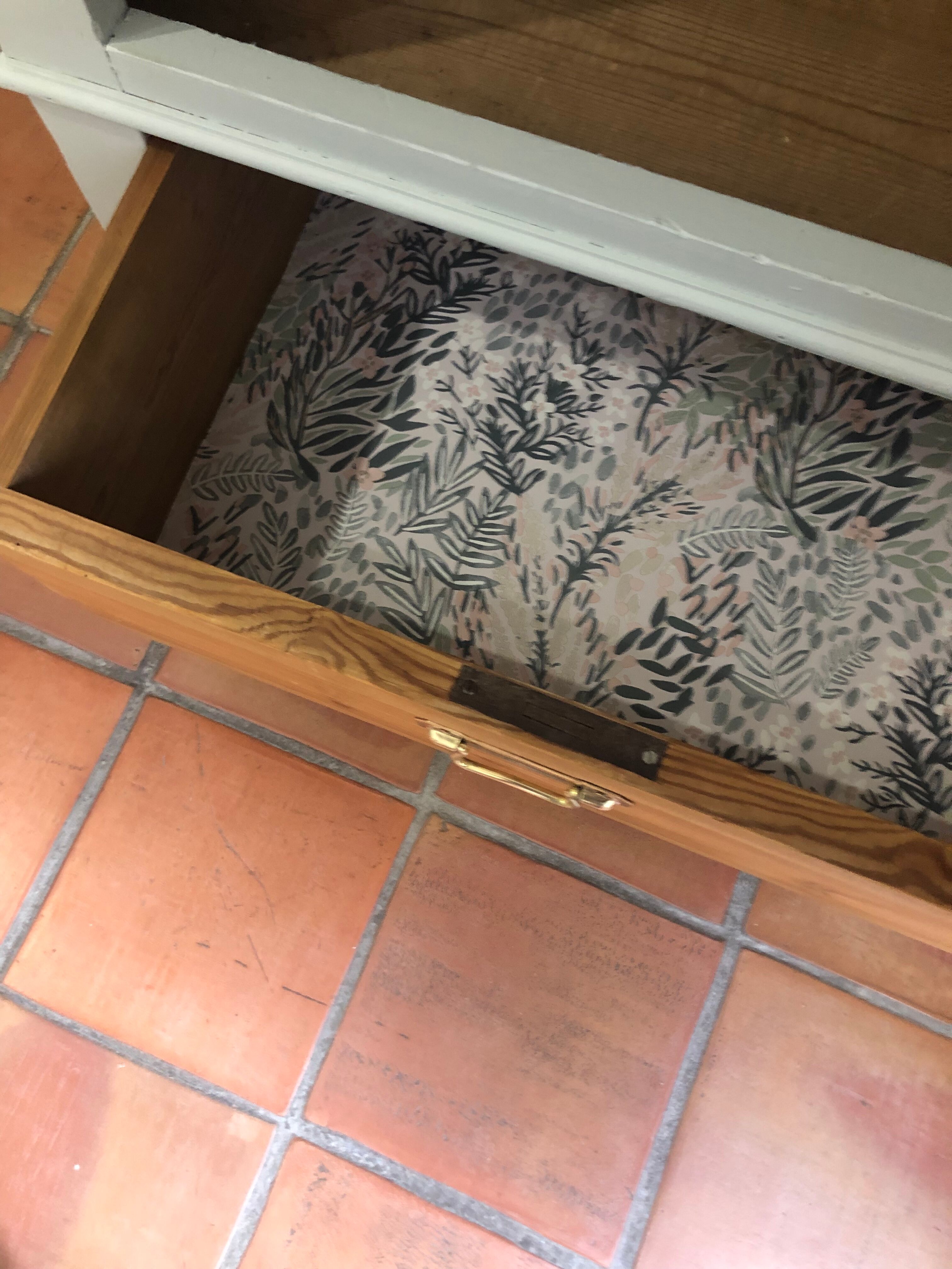 Bonnetiere en pin, armoire