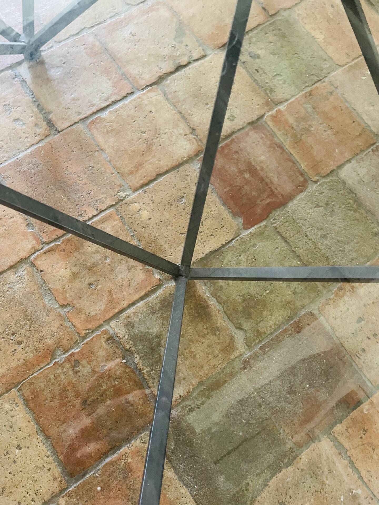 Design coffee table in glass and black metal – Geometric base