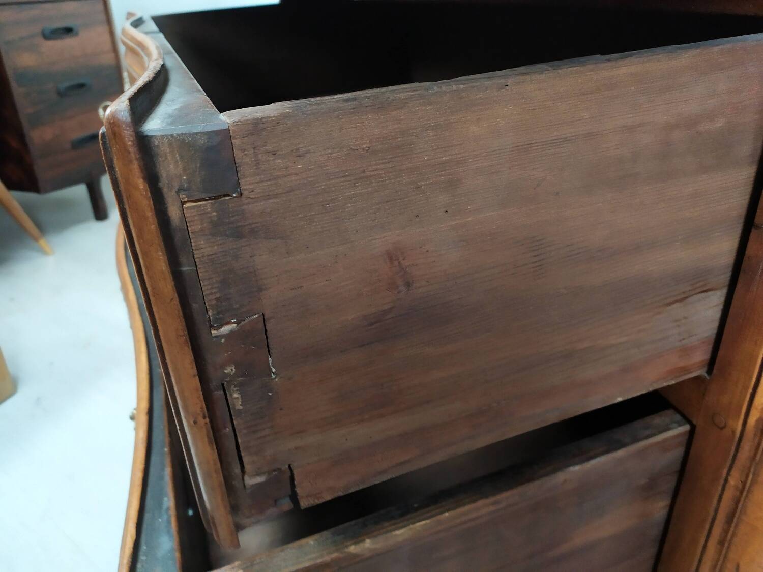 Commode lyonnaise noyer