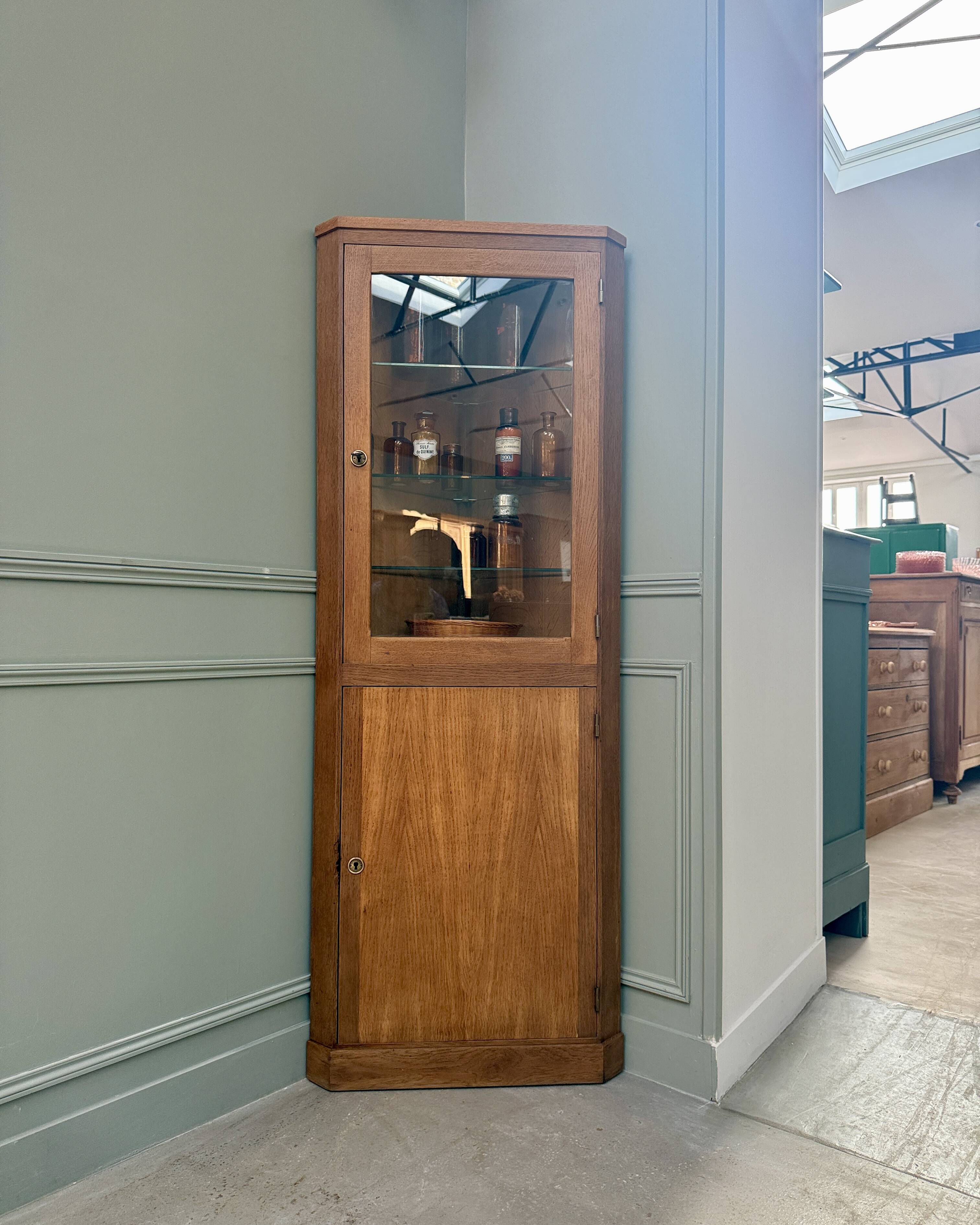 Vintage glass corner unit in oak (renovated)