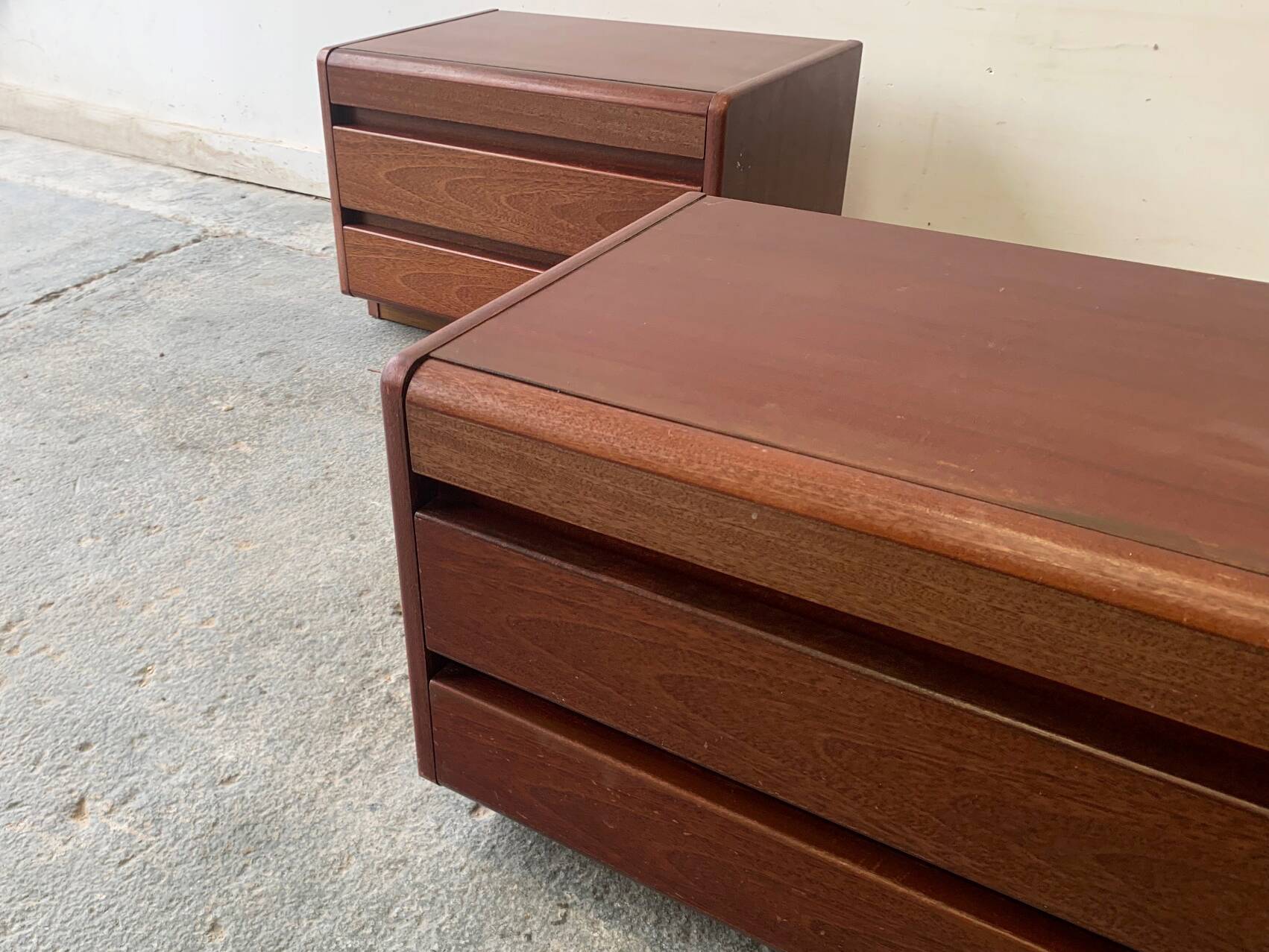 Paire de tables de chevet modernes du milieu du siècle 1970 par Moser