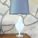 Lampe de table en verre opalin années 1950
