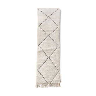 Tapis berbère marocain beni ouarain couloir écru à losanges noirs gravés. Dimensions 308x79cm.