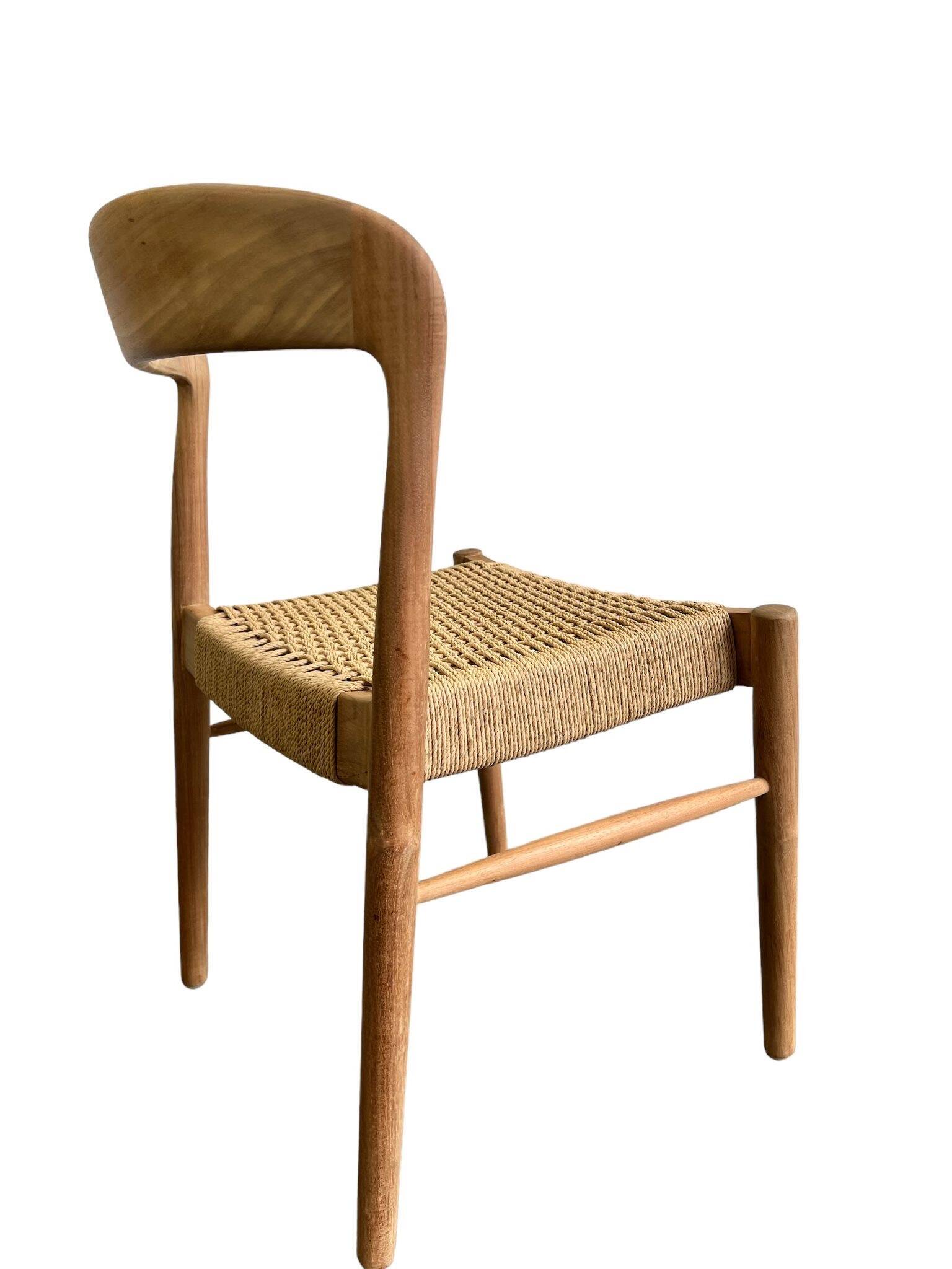 Chaise en bois massif avec assise tressée