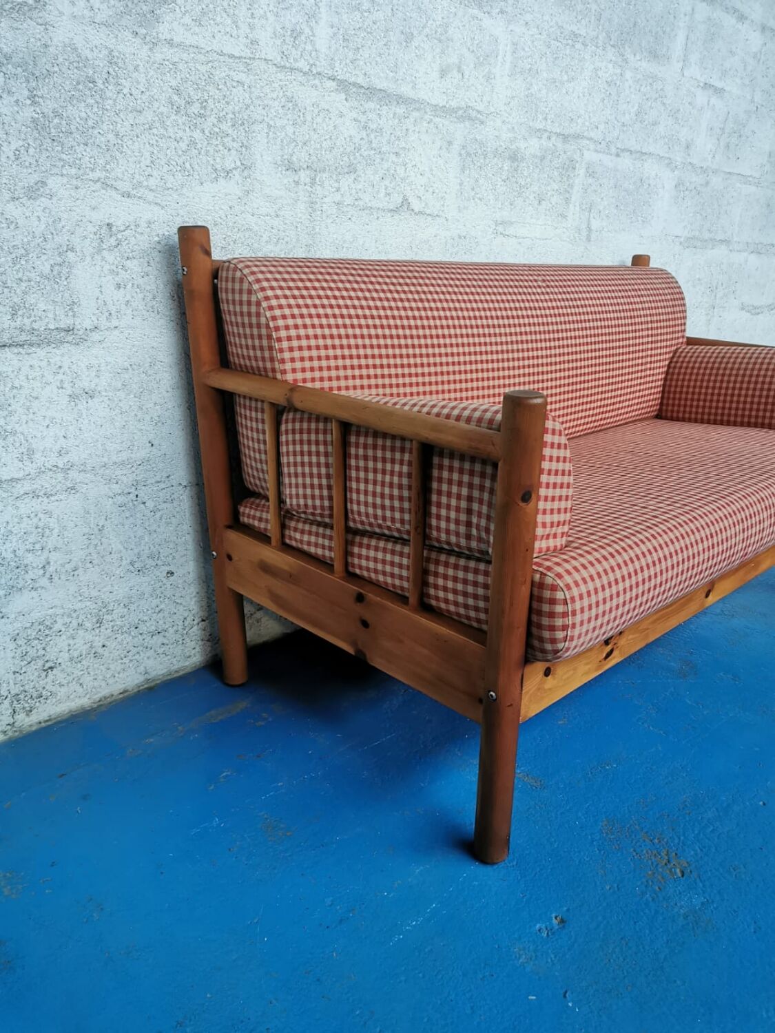 Bench in pine and gingham fabrics