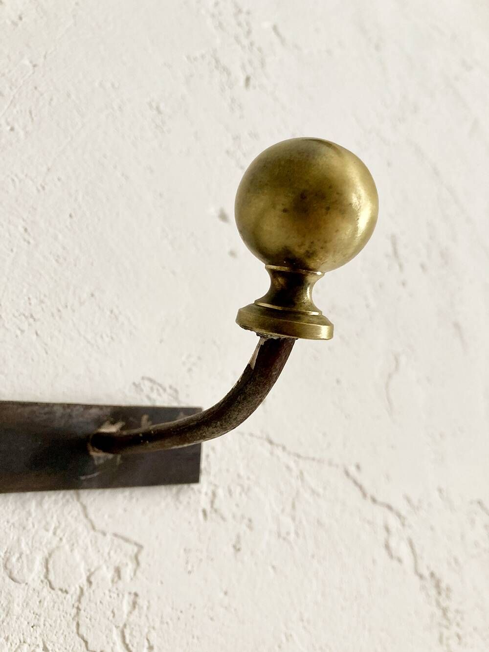 Wall-mounted coat rack with 4 hooks in metal and brass