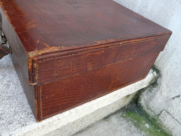 Valise cuir et laiton XIX ème monogrammée MCS