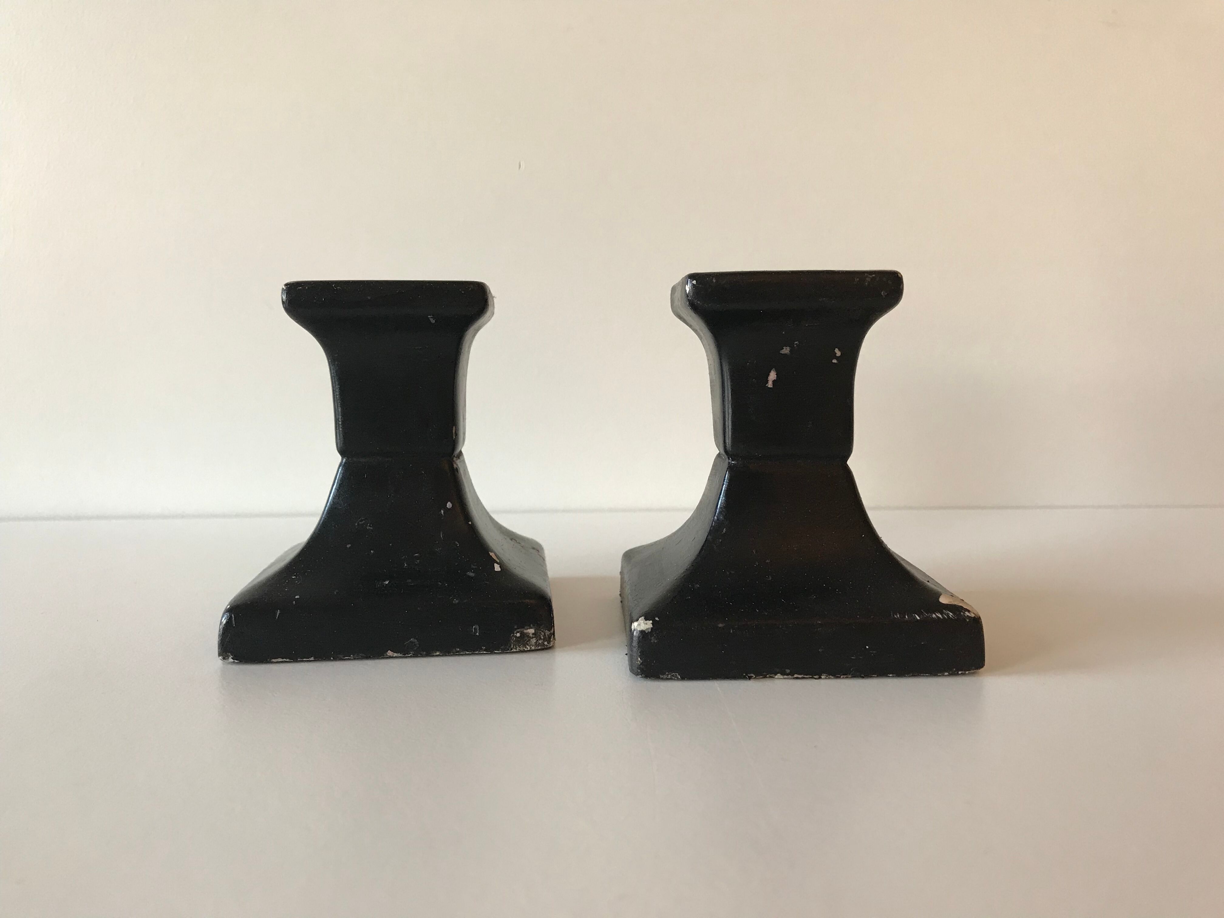 Paire de bougeoirs noirs