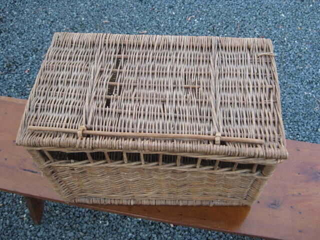 Wicker basket vintage pigeons