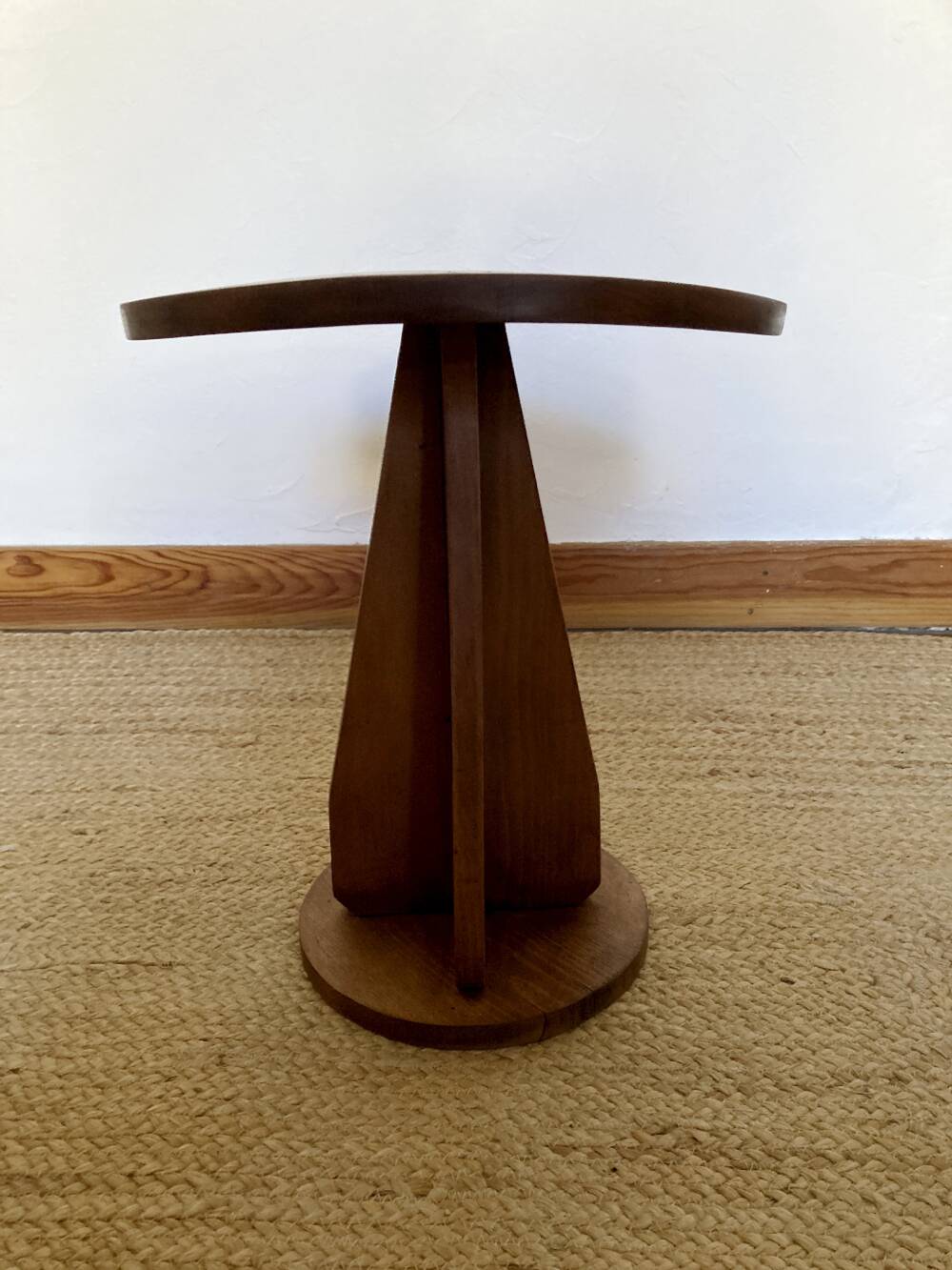 Tabouret en bois avec assise convexe