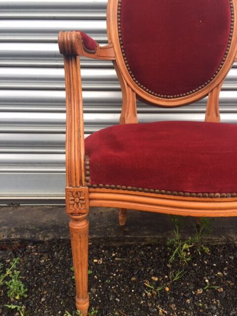 Paire de fauteuils médaillon