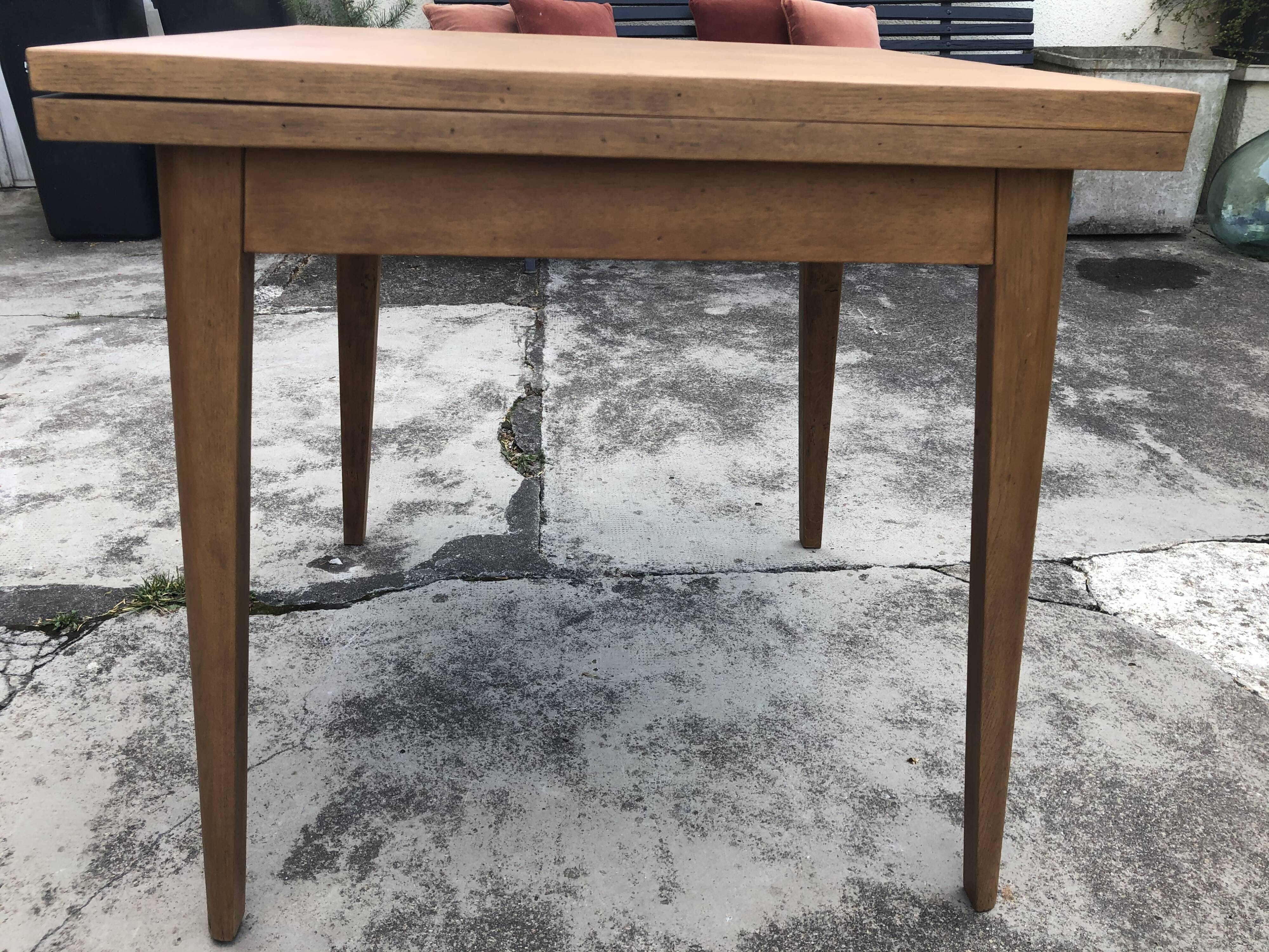 Vintage wallet table